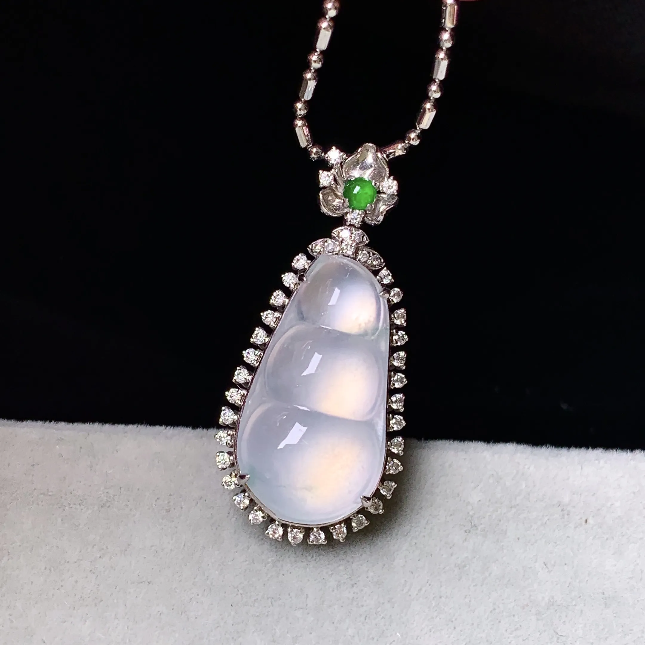 18k金钻镶嵌冰种四季豆吊坠 玉质细腻 色泽艳丽清新 整体尺寸28.8*13.5*8.6