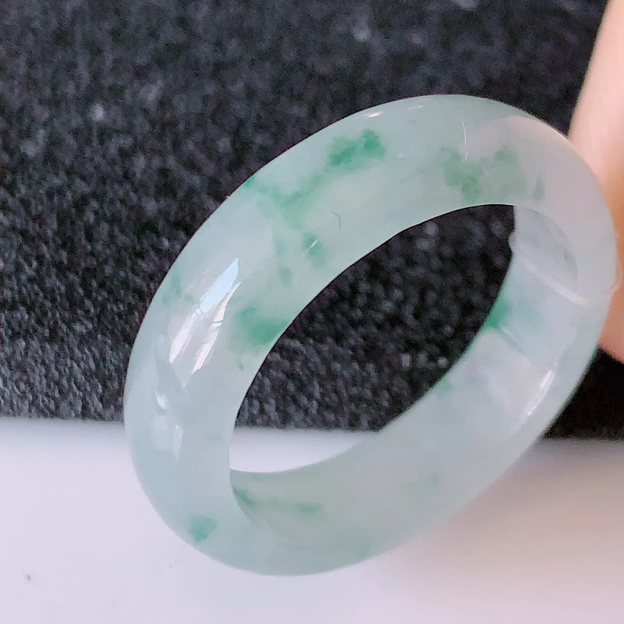 自然光实拍，18.2mm内径冰种飘花翡翠指环，玉戒指，玉质莹润，好精美好冰润的指环，17圈口，上手纤巧！#49.13尺寸18.2-5.5-3