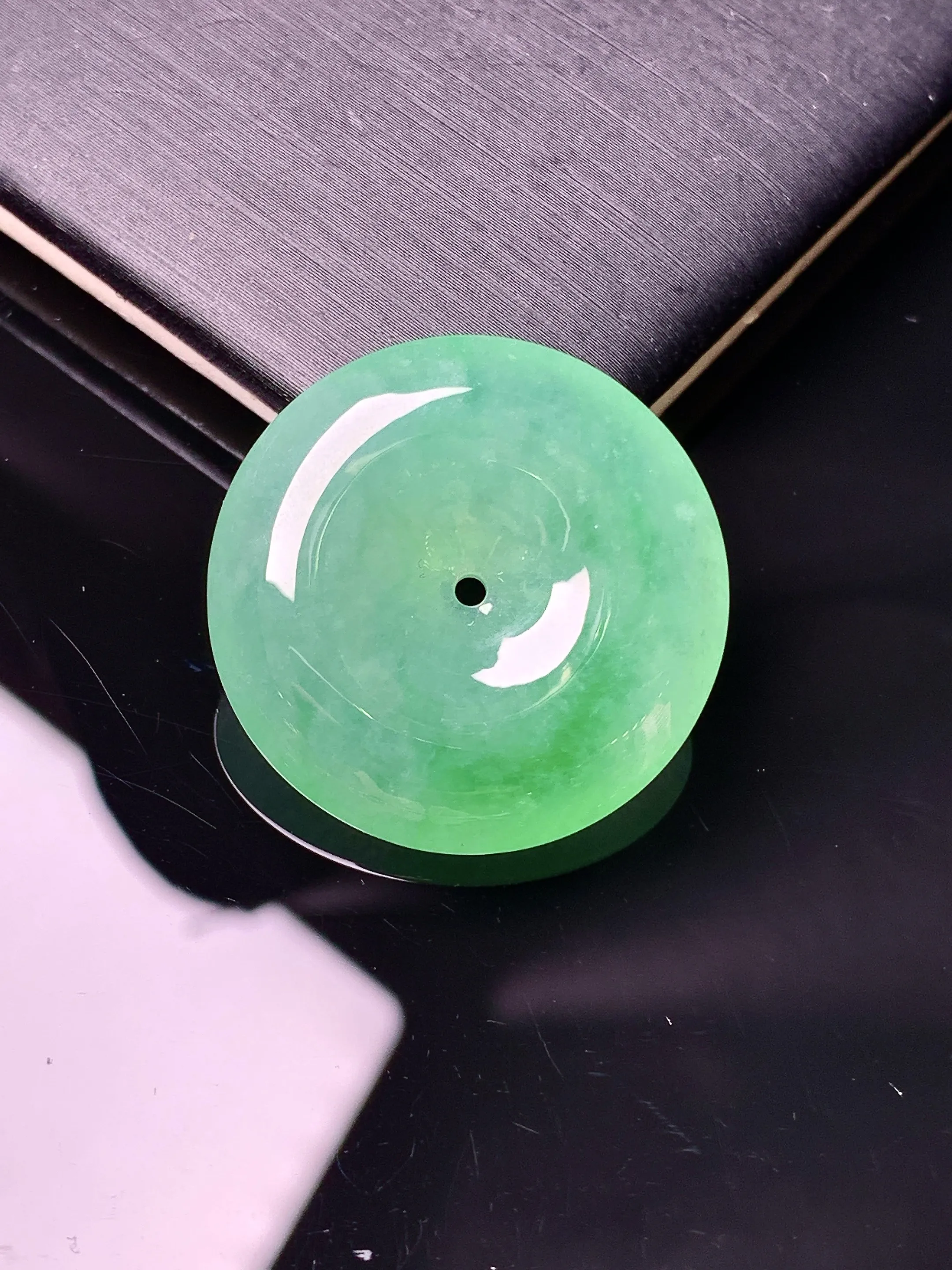 翠绿平安扣吊坠 玉质细腻 色泽艳丽清新 整体尺寸25.5*5.8