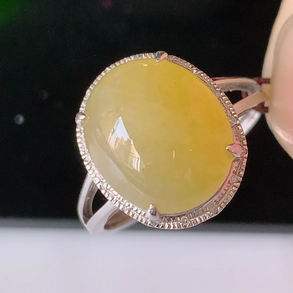 自然光实拍 18K金精工镶嵌冰黄翡翡翠戒指，玉质细腻，翡翠色泽均匀，艳丽饱满，款式高贵大气，圈口，上手亮眼，#00.13戒指整体25-17.2-7.6裸石12.2-10.5