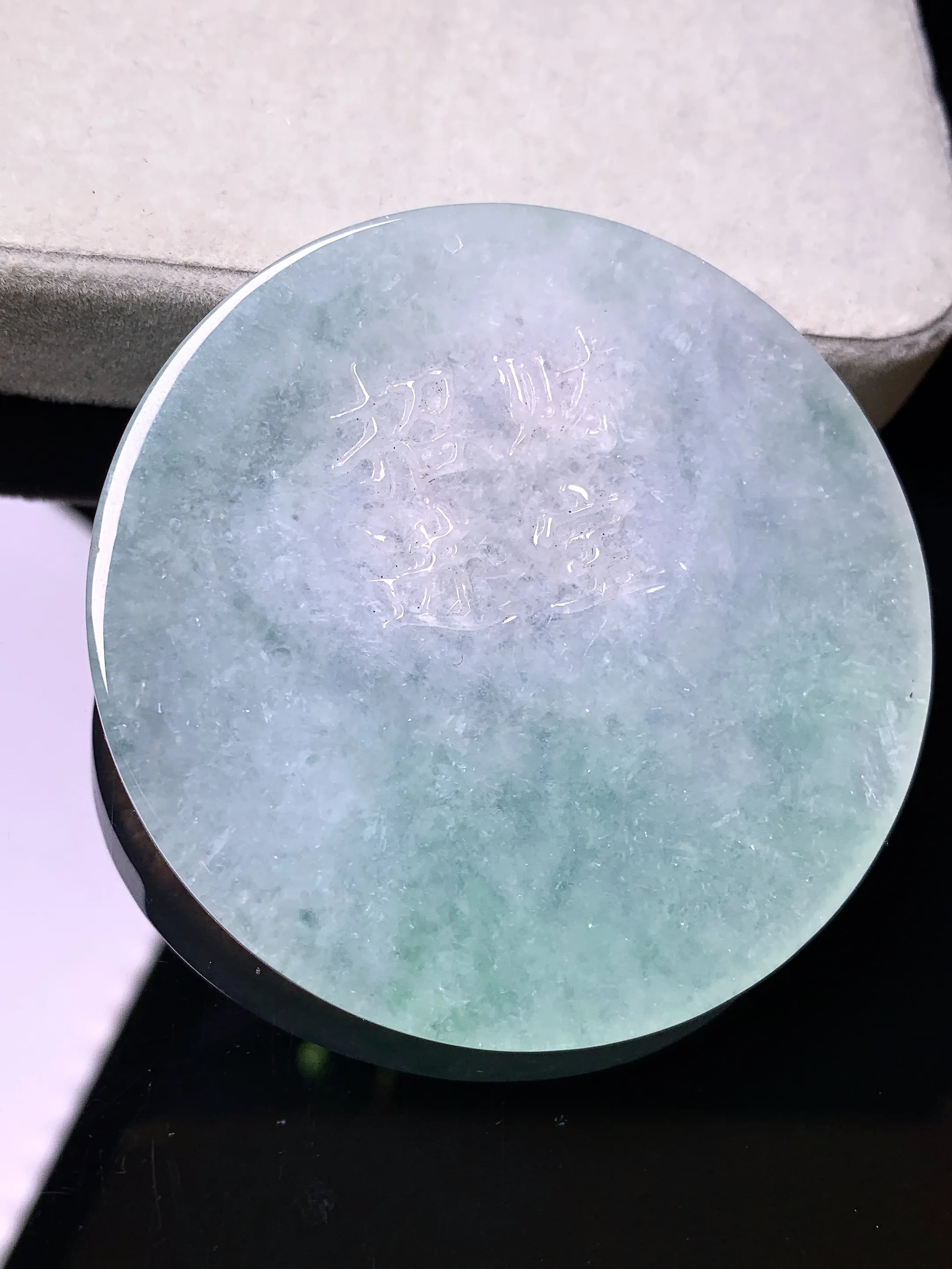 飘花圆牌吊坠 玉质细腻 色泽艳丽清新 整体尺寸57.5*5.2