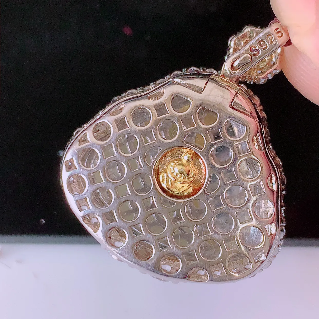 冰透满绿翡翠925银镶嵌佛公吊坠，自然光实拍，翠色灵动，颜色漂亮，种老水足，品相佳，佩戴佳品！#97.1整体27.8*23.5*8.2裸石22*17.5