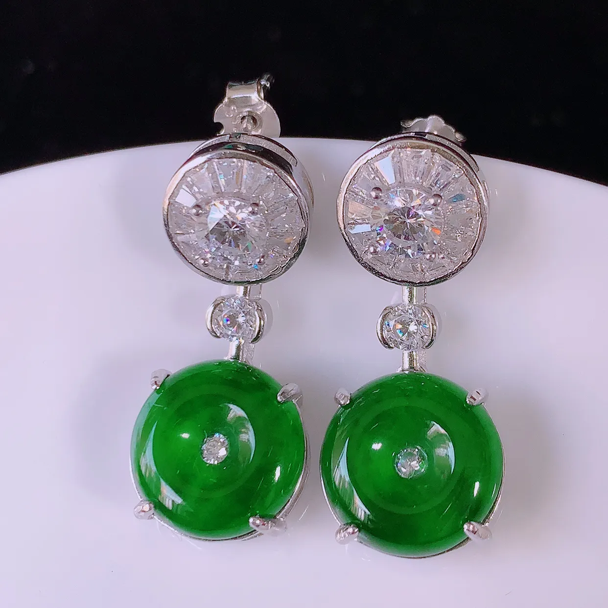 冰透满绿翡翠925银镶嵌平安扣耳坠，自然光实拍，翠色灵动，颜色漂亮，种老水足，品相佳，佩戴佳品！#9