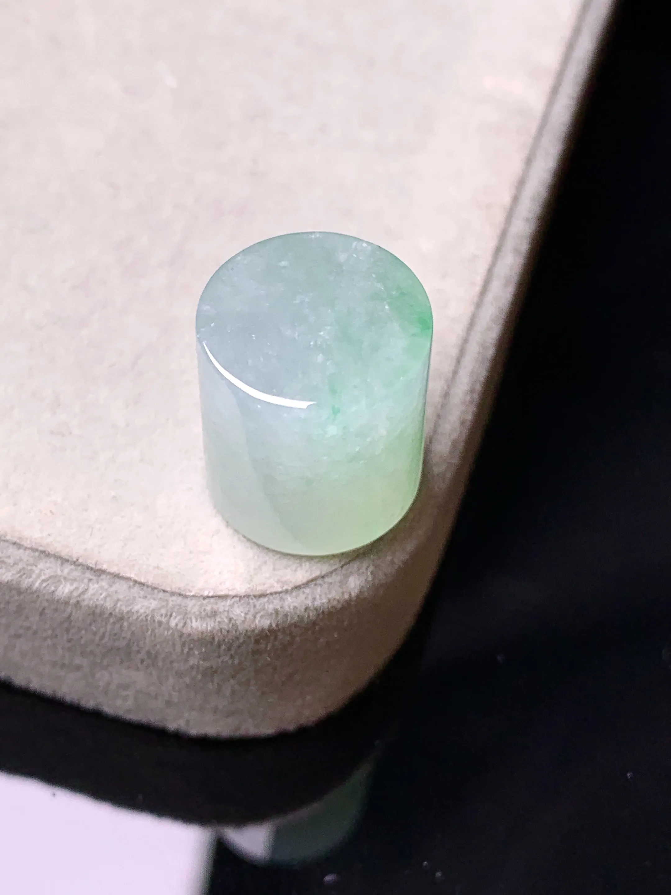 飘绿玉柱吊坠 玉质细腻 色泽艳丽清新 整体尺寸12.2*13