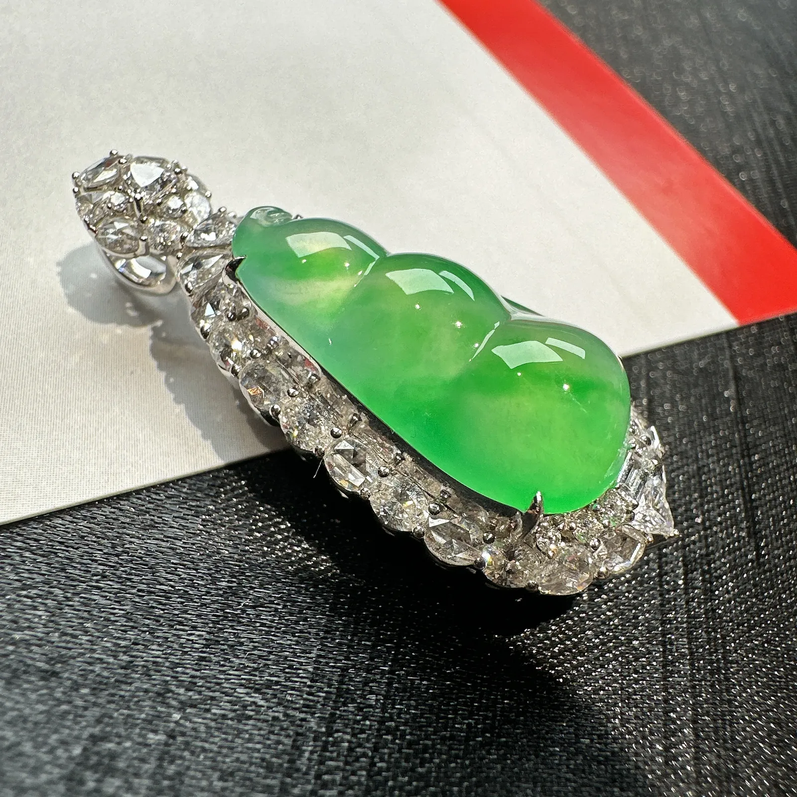 【冰种飘绿福豆吊坠】种地上乘，冰感十足，通透起光，饱满圆润，收藏品质，18k金钻镶嵌，裸石尺寸22.