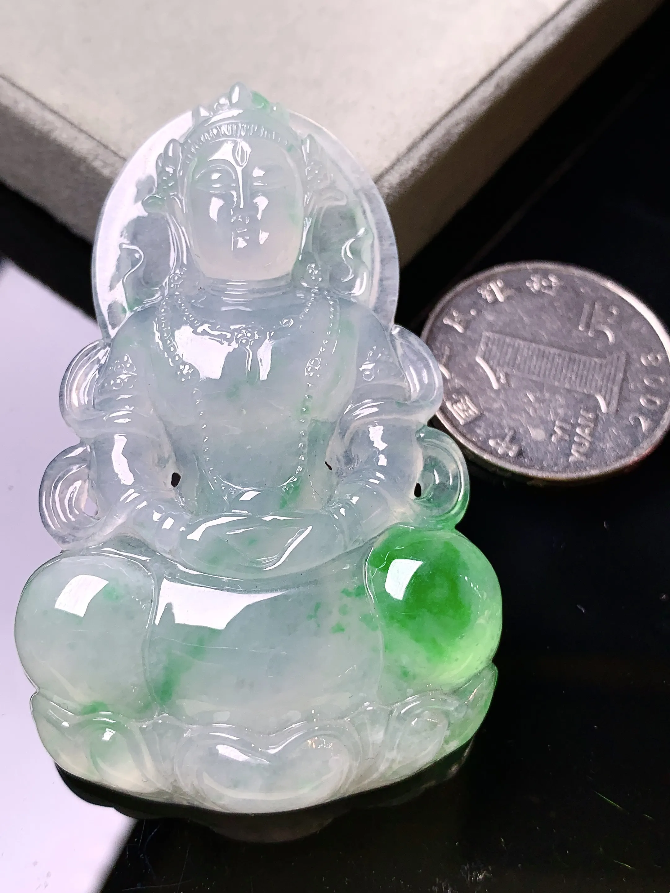 飘绿度母观音菩萨吊坠 玉质细腻 色泽艳丽清新 整体尺寸59.5*38.5*8.5