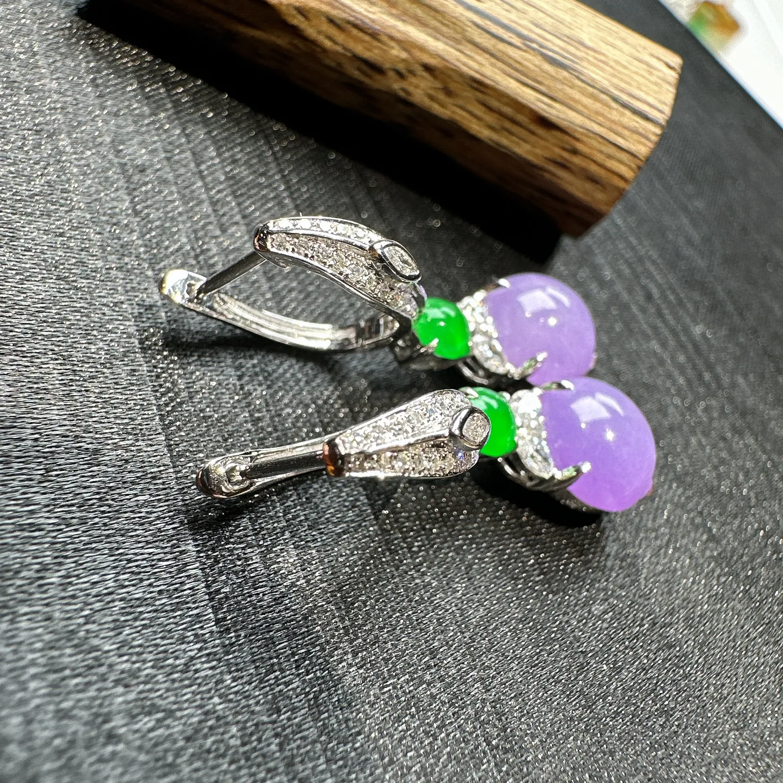 【冰种紫蛋面耳坠】质地细腻，色泽鲜亮，光泽度不错，18k金钻镶嵌，裸石尺寸8.8*8.6*3.8毫米