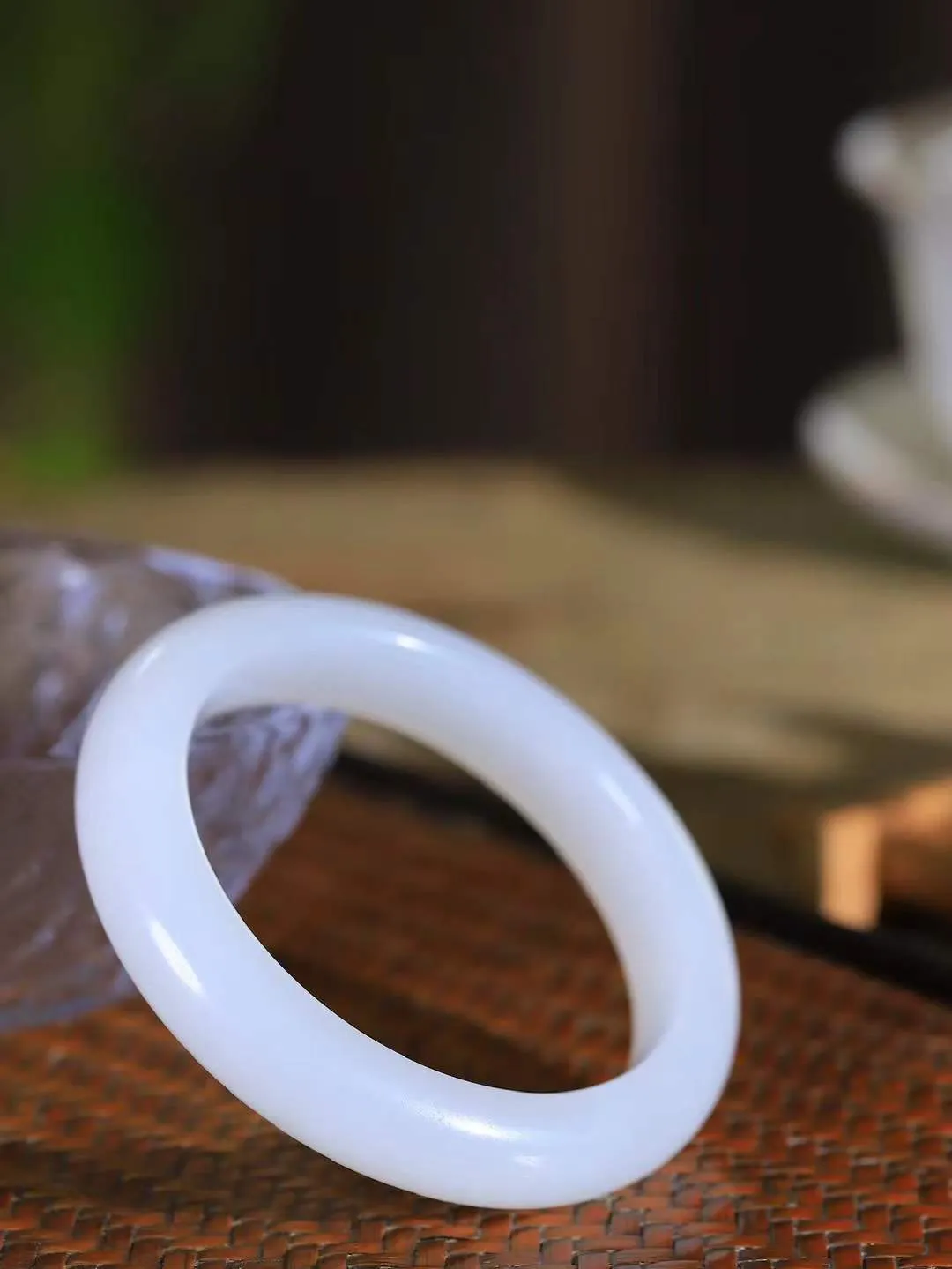 （温柔雅致.手镯）

精品️和田玉白玉手镯。镯型饱满，温润细腻，脂润沁香。️执一卷书，沏一盏茶，着一袭裙，戴一只镯。淡淡浅笺，素心若兰，静赏玉中诗画。悠悠岁月，芊手轻摘，盛满诗样芳华。重51.7克   尺寸54.5-12.3-9mm    FDL-661203033