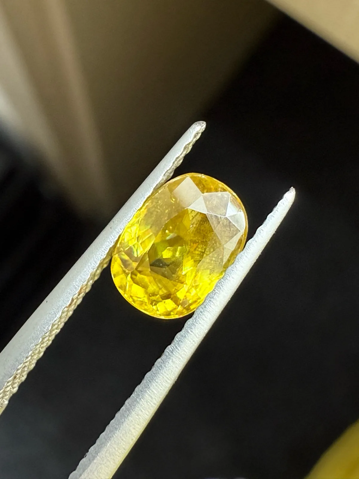 1.81克拉天然榍石戒面裸石，颜色超美，火彩超好，尺寸：7.9*5.8*4.5mm