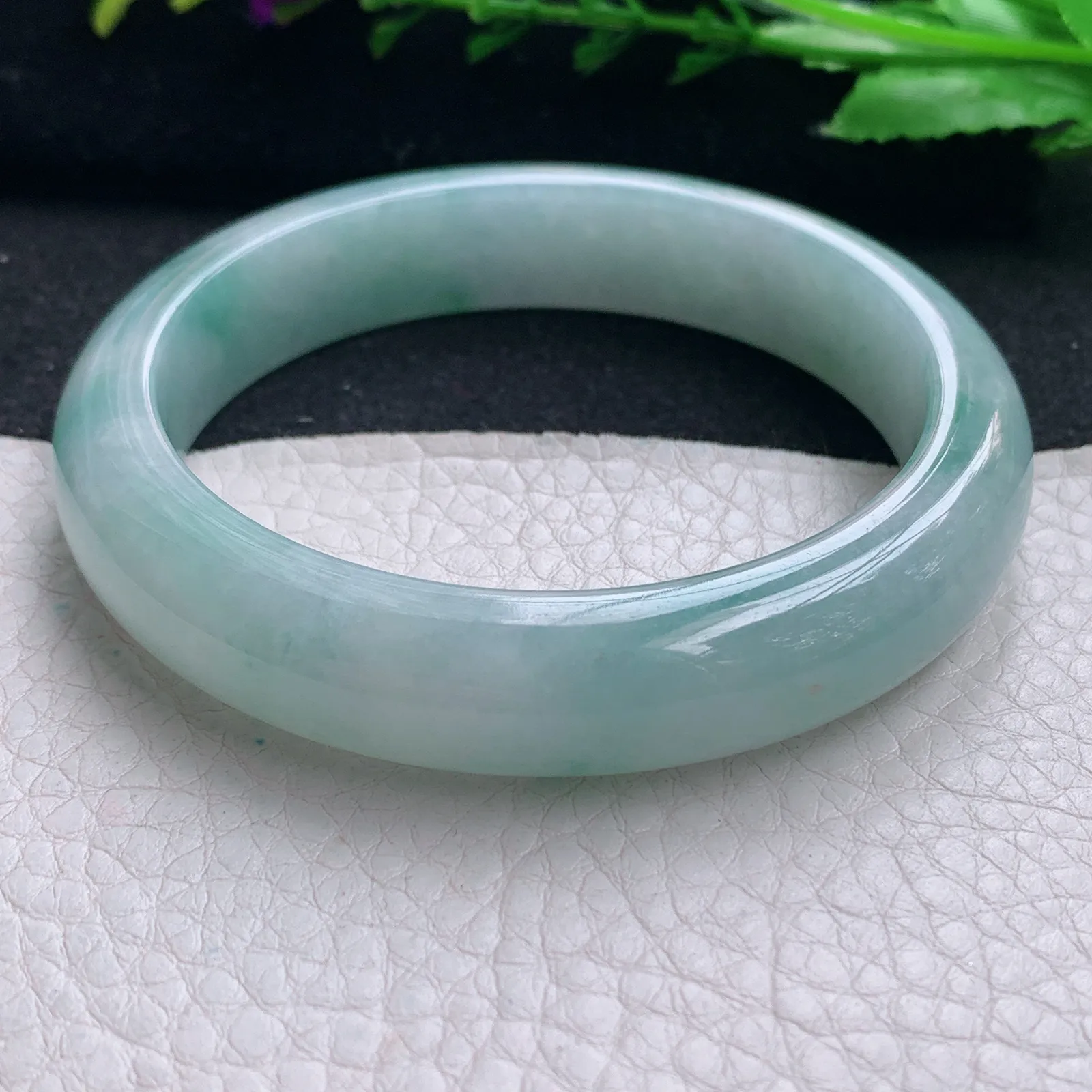 ee实拍58*12.8*8.4平安镯 天然缅甸翡翠飘绿花水润玉手镯正圈玉手环
