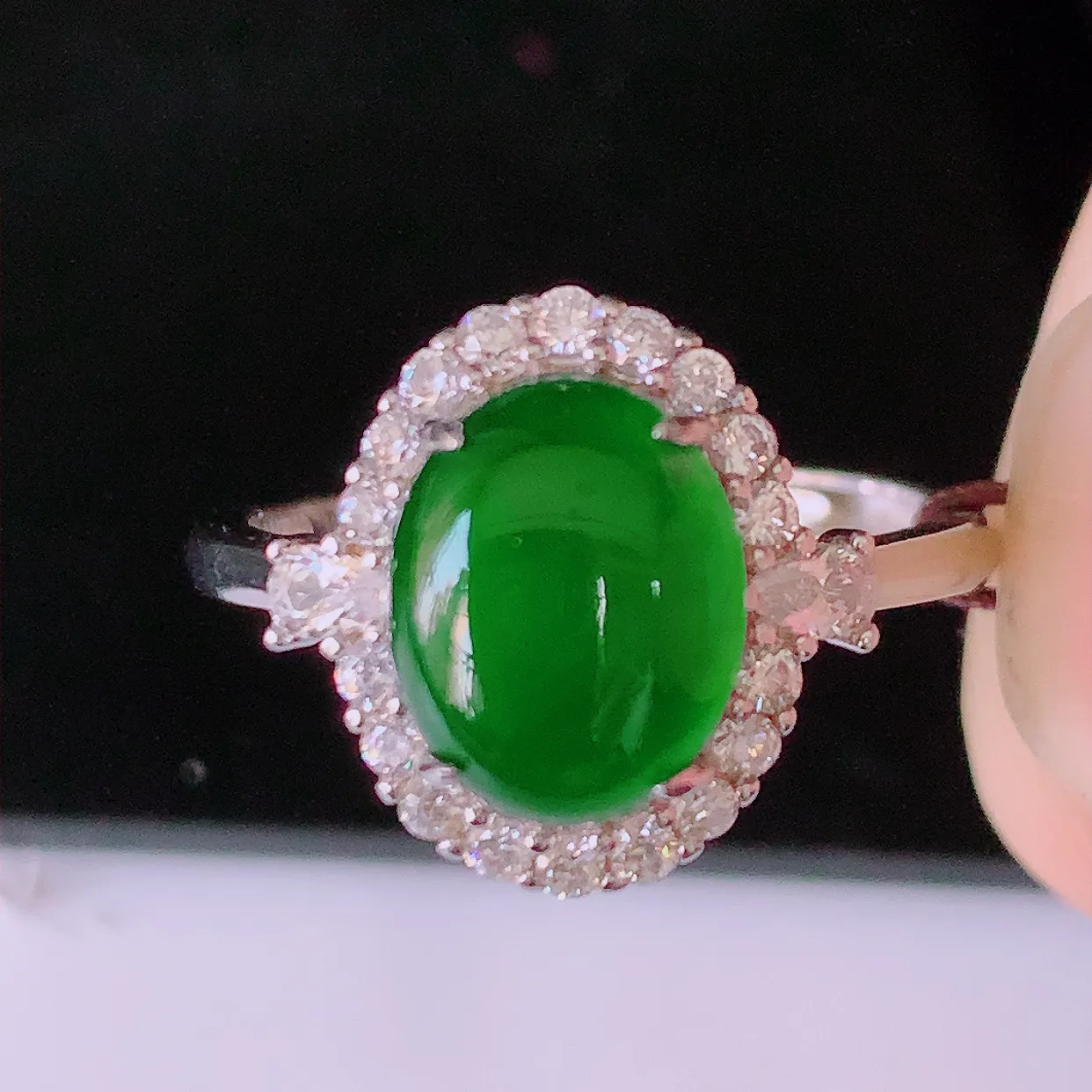 冰透满绿翡翠925银镶嵌戒指，自然光实拍，翠色灵动，颜色漂亮，种老水足，品相佳，佩戴佳品！#97.1（圈口可调大小）整体24.8*17.2*6.6裸石9.5*7.5