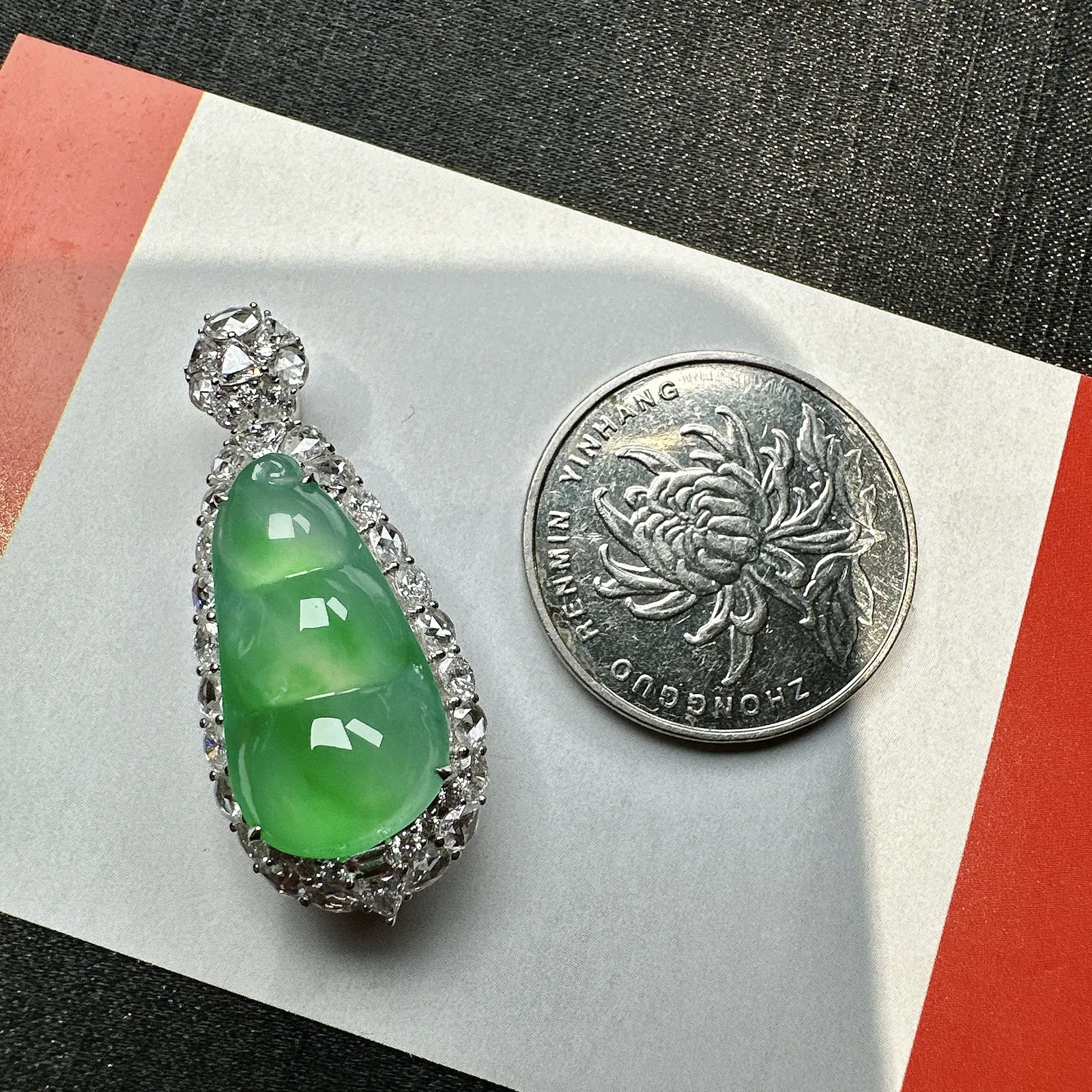 【冰种飘绿福豆吊坠】种地上乘，冰感十足，通透起光，饱满圆润，收藏品质，18k金钻镶嵌，裸石尺寸22.4*11.6*4.9毫米