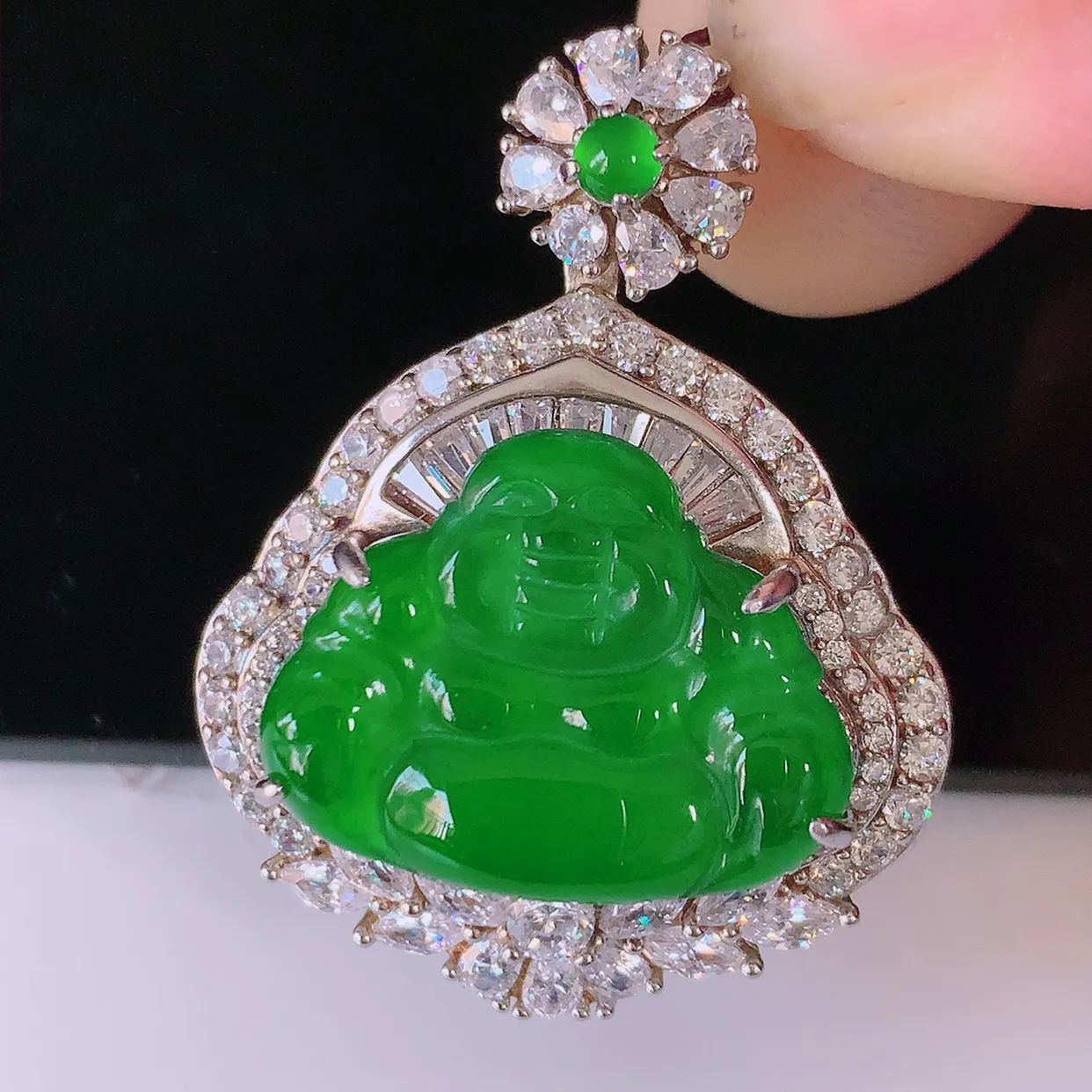 冰透满绿翡翠925银镶嵌佛公吊坠，自然光实拍，翠色灵动，颜色漂亮，种老水足，品相佳，佩戴佳品！#97.13整体33.8*26.8*12.8/裸石20*15.5