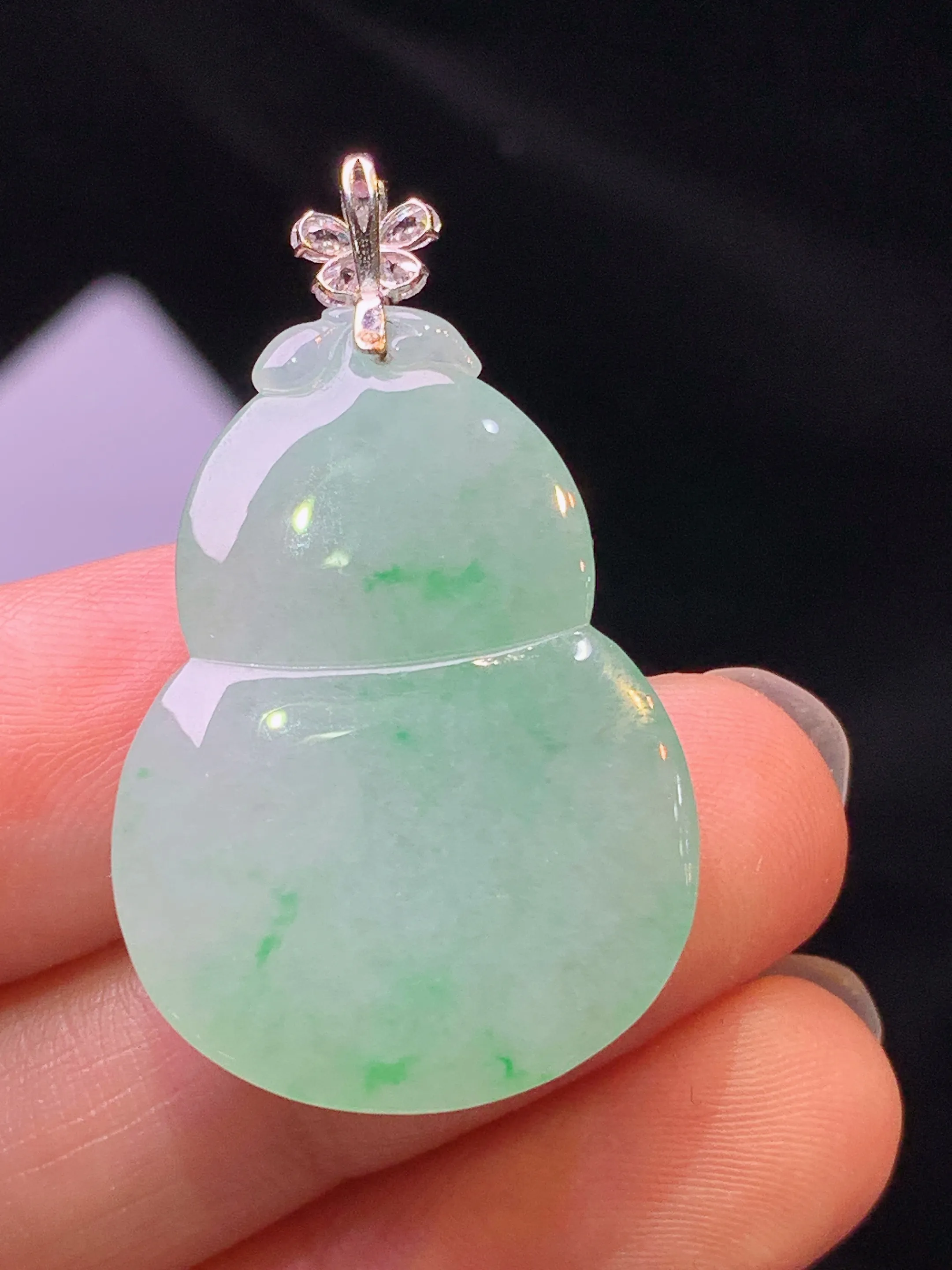 18k金莫桑钻镶嵌飘绿葫芦吊坠 玉质细腻 色泽艳丽清新 整体尺寸36.5*21.2*8