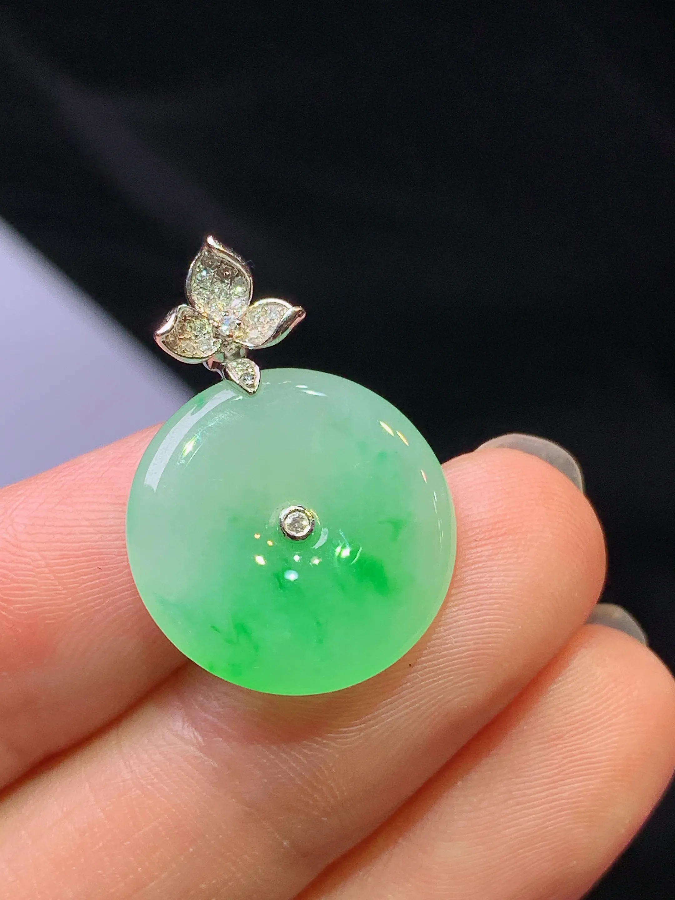 18k金钻镶嵌翠绿平安扣吊坠 玉质细腻 色泽艳丽清新 整体尺寸24.5*17.5*3.3