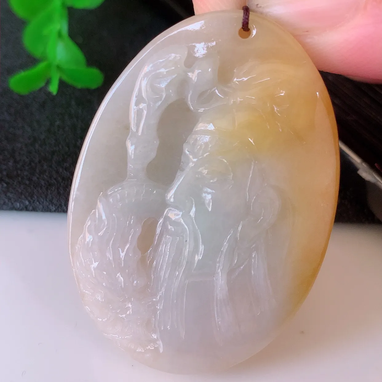 自然光实拍，冰润黄翡双彩翡翠关公吊坠。翡翠关公是生意人喜爱的财神爷，助您财运亨通，步步高升，关公威风凛凛中蕴含宽厚仁慈，质地细腻，佩戴上身非常大气！#60.13