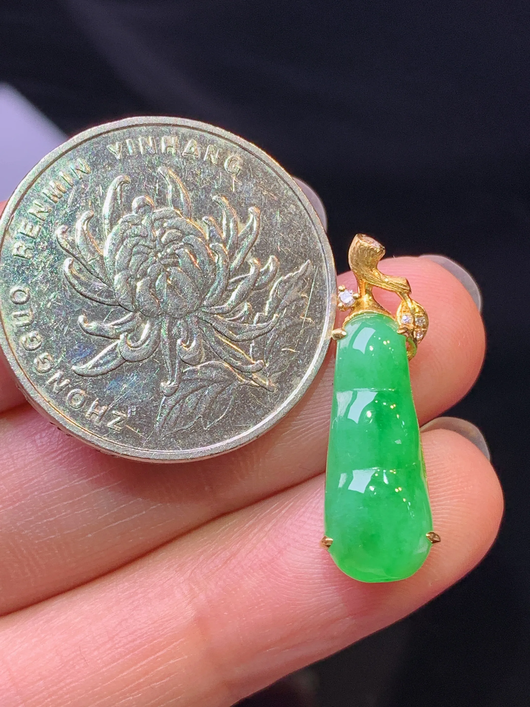 18k金钻镶嵌翠绿四季豆吊坠 玉质细腻 色泽艳丽清新 整体尺寸24.5*7*6.3