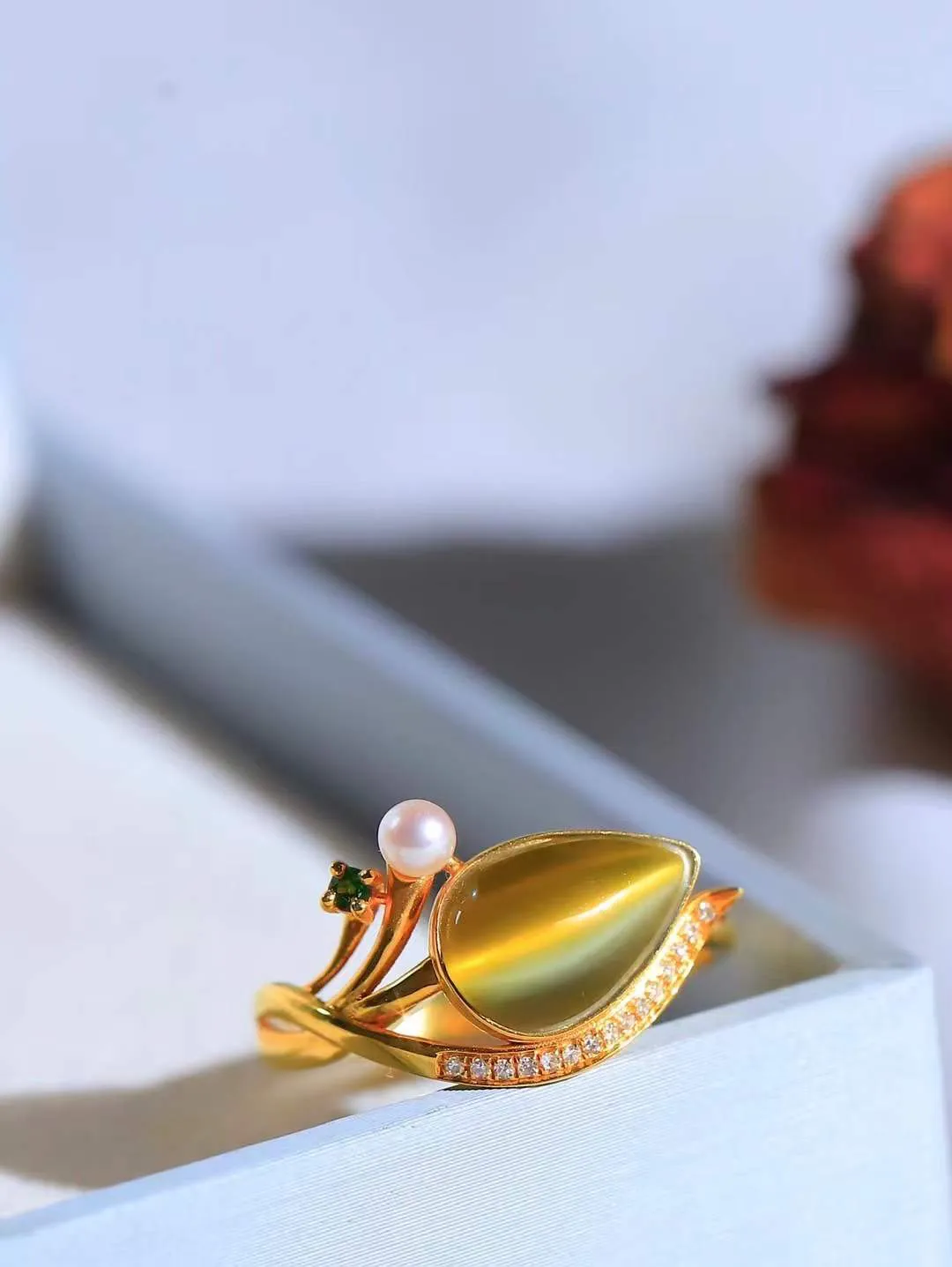 【金镶玉.戒指】

精品和田玉碧玉猫眼18k金镶嵌戒指 玉质细腻温润 油性十足 ，不论时光如何流转变化，这枚戒指始终闪耀着最初的光芒。精工镶嵌18K金 （保真金 可检测贵金属18K金） 重2.8克 尺寸17.4-11.5-7.7mm 78171455A