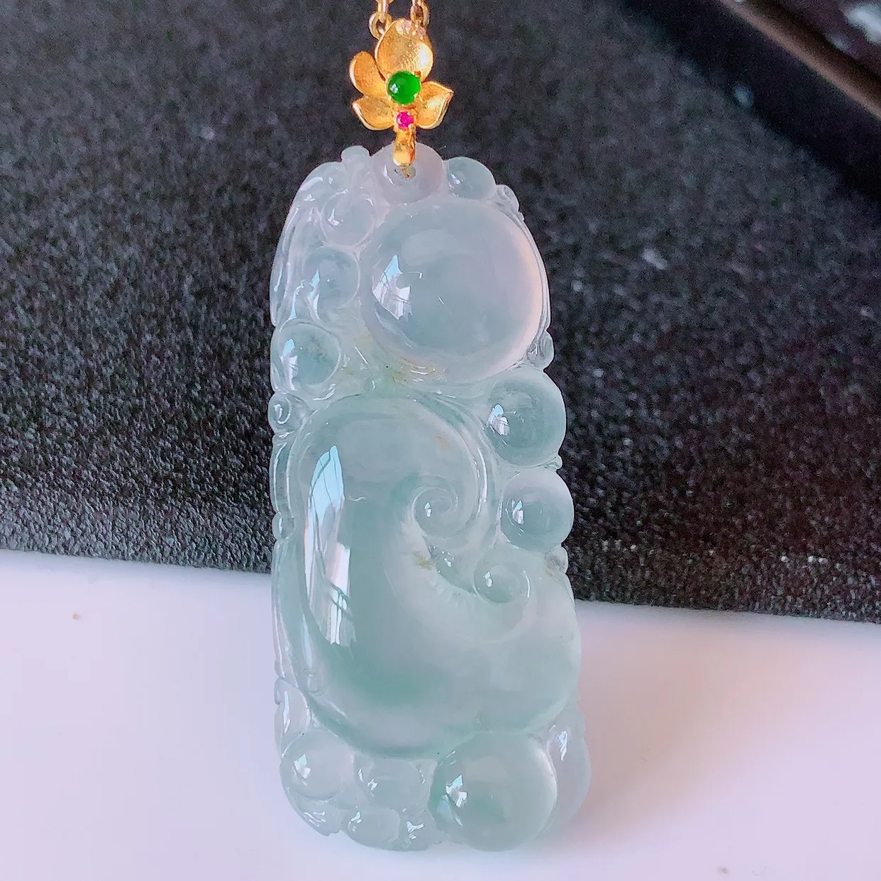 自然光实拍，18K金镶嵌冰种翡翠如意吊坠，简单的镶嵌设计、让玉坠百搭又精致，寓意着吉祥，事事如意！#1.13整体47.5裸石40*18*6.5