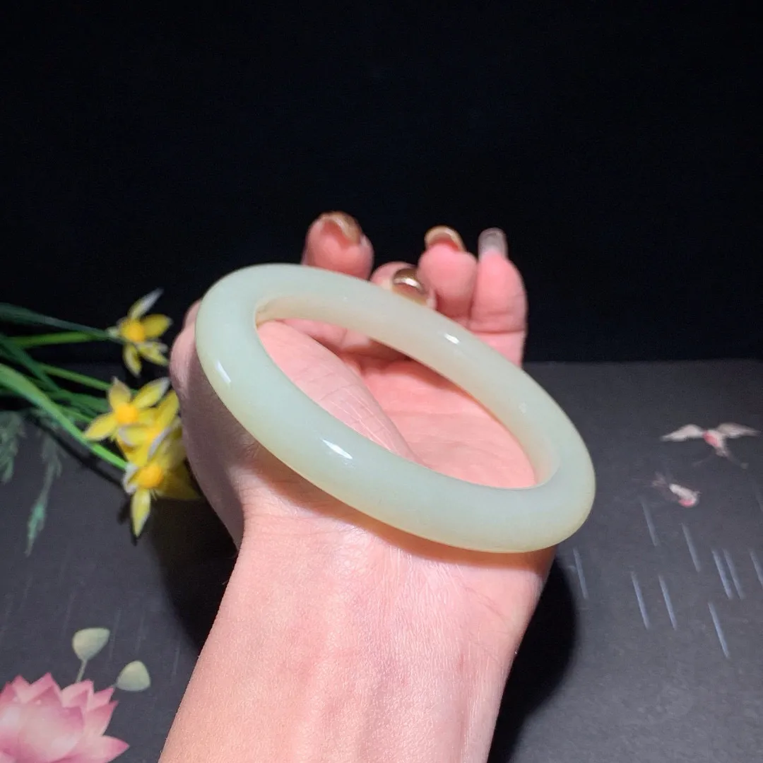 和田玉63圈口黄口料手镯！玉质细腻油润 底色纯净 无裂无杂 脂粉好，品质高。