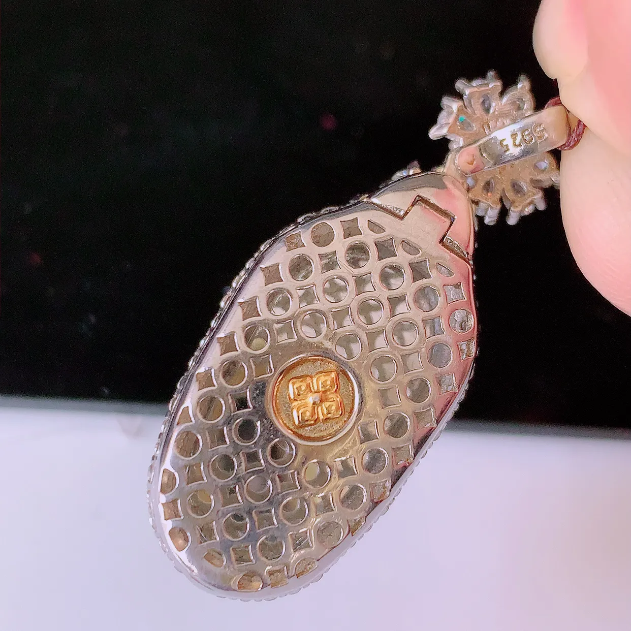 冰透满绿翡翠925银镶嵌叶子吊坠，自然光实拍，翠色灵动，颜色漂亮，种老水足，品相佳，佩戴佳品！#97.13整体37.5-15.8*7.6裸石23*13