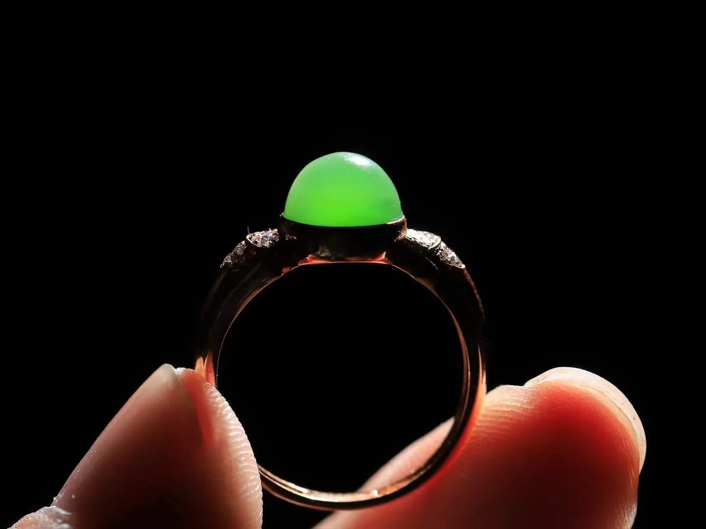 【金镶玉.戒指】

精品和田玉碧玉猫眼18k金镶嵌戒指 玉质细腻温润 油性十足 ，不论时光如何流转变化，这枚戒指始终闪耀着最初的光芒。精工镶嵌18K金 （保真金 可检测贵金属18K金） 重2.6克 尺寸17-8.5-7.8mm 78171455A