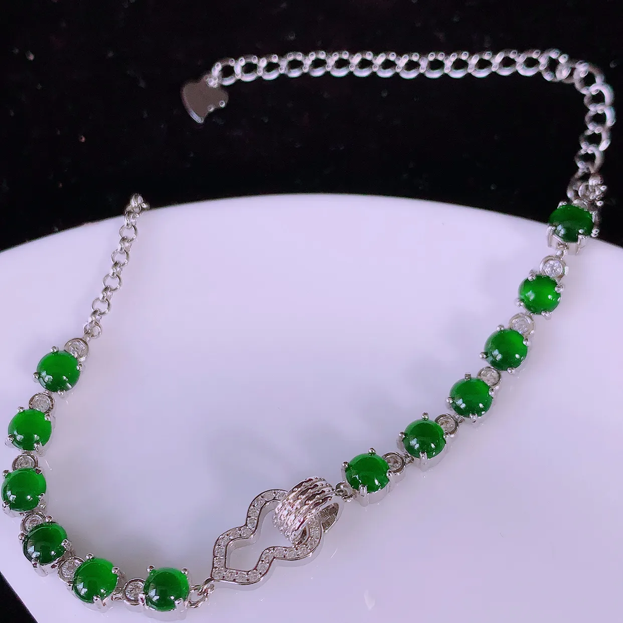 冰透满绿翡翠925银镶嵌手链，自然光实拍，翠色灵动，颜色漂亮，种老水足，品相佳，佩戴佳品！#97.13取一整体3.8*3.8*4裸石3.8*3.8