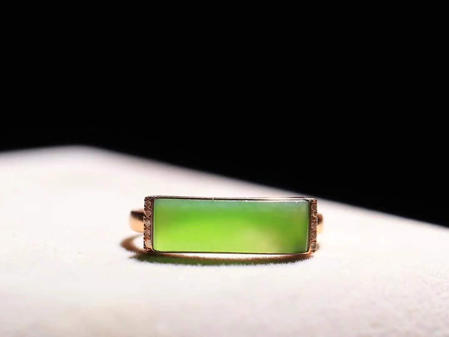 【金镶玉.戒指】

精品和田玉碧玉18k金镶嵌戒指 玉质细腻温润 油性十足 ，不论时光如何流转变化，这枚戒指始终闪耀着最初的光芒。精工镶嵌18K金 （保真金 可检测贵金属18K金） 重1.7克 尺寸17-14.7-4.7mm 78171455A