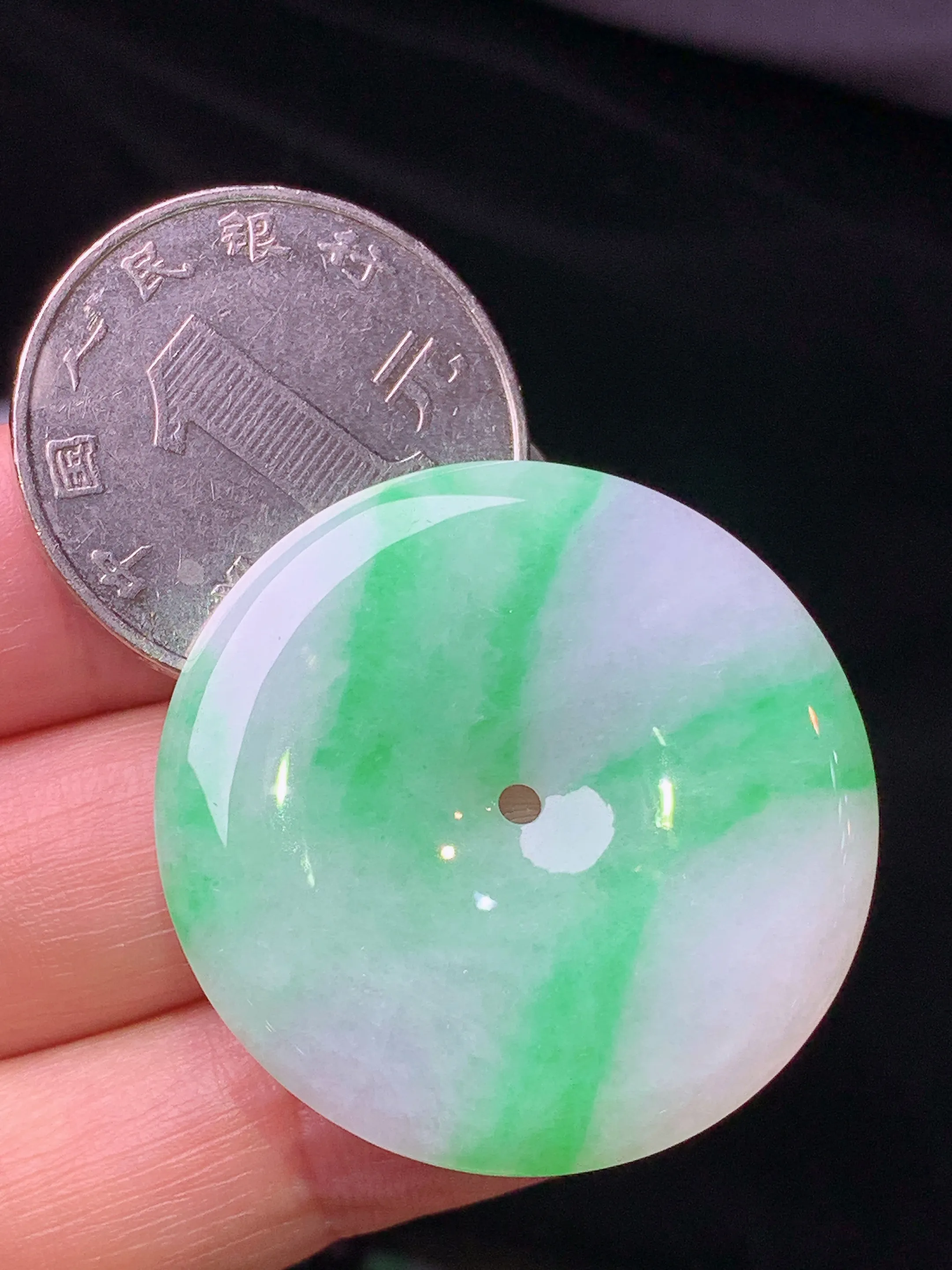 飘绿平安扣吊坠 玉质细腻 色泽艳丽清新 整体尺寸33*5