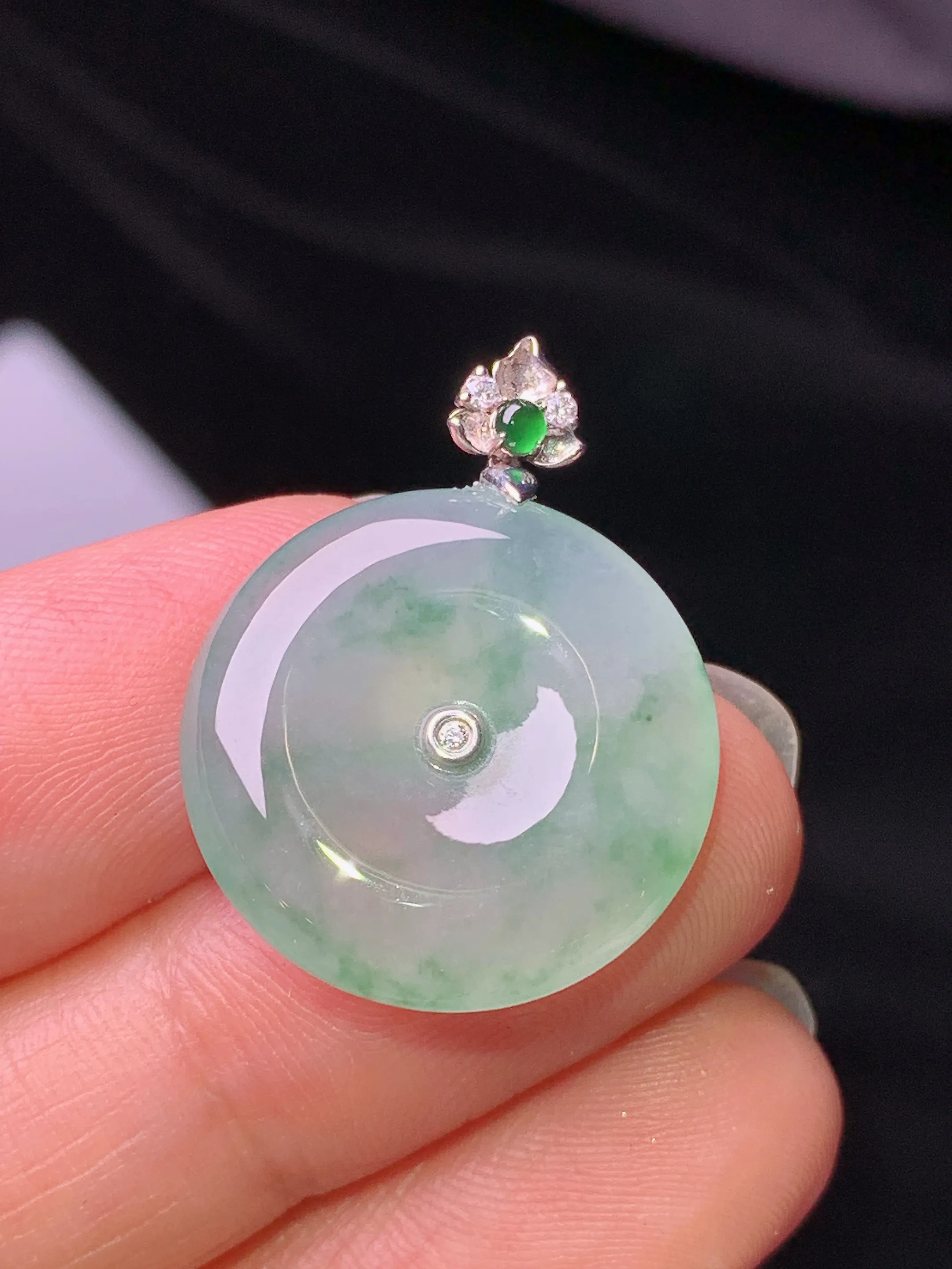 18k金镶嵌冰种平安扣吊坠 玉质细腻 色泽艳丽清新 整体尺寸25.5*19.5*4.7