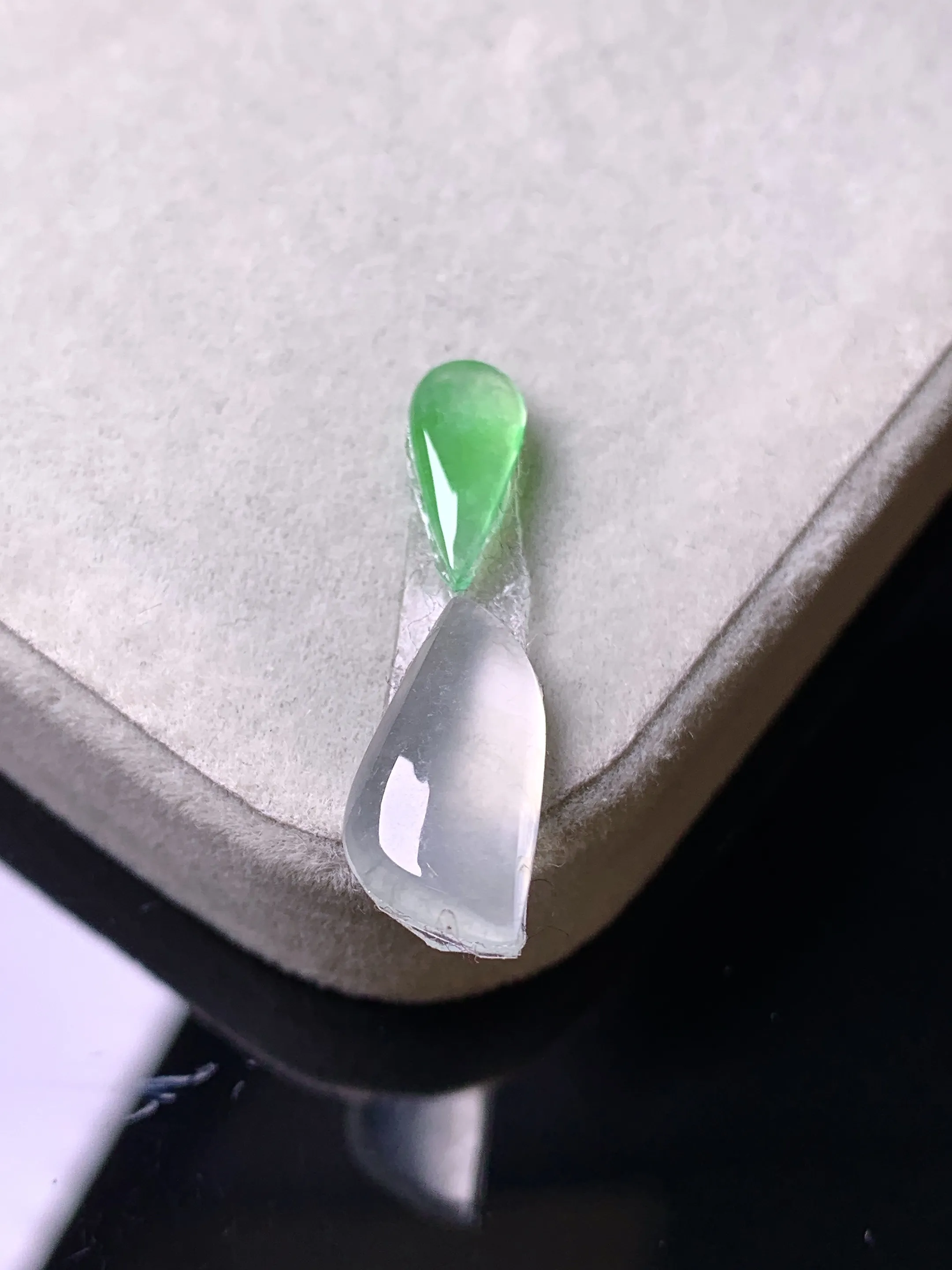 镶嵌蜜蜡 冰种随形吊坠 玉质细腻 色泽艳丽清新 整体尺寸15.8*7.5*3.2