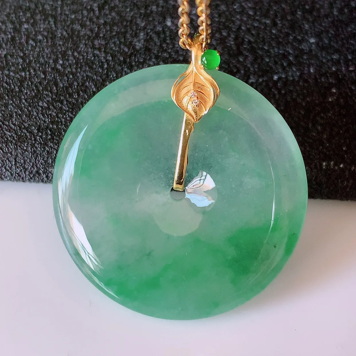 18K金镶嵌冰种飘绿翡翠平安扣吊坠，平安是福；翠色灵动，很美的料子，平安扣佩戴优雅迷人！#41.13整体28*25.5*5.5裸石25.5*25.5