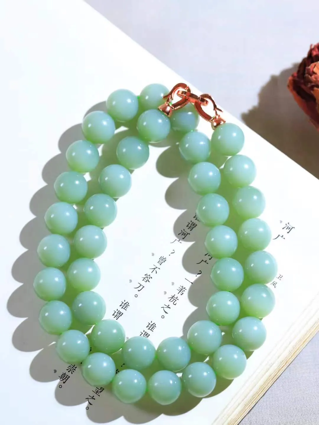 【珠圆玉润.项链】

收藏级臻品️和田玉碧玉猫眼珠圆玉润项链 玉质温润细腻  整串打磨圆润，佩戴舒适。珠珠落玉盘，间关莺语花底滑，一生美好时光，无论身在何处，都有它相伴相守。事事顺遂，幸福美满，吉祥如意。重113.5克 尺寸取一12mm  79171378A