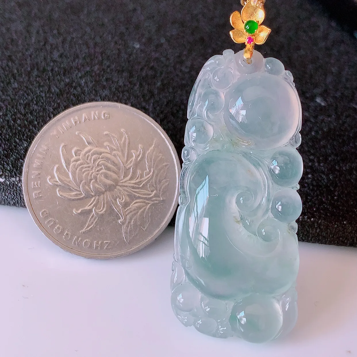 自然光实拍，18K金镶嵌冰种翡翠如意吊坠，简单的镶嵌设计、让玉坠百搭又精致，寓意着吉祥，事事如意！#1.13整体47.5裸石40*18*6.5