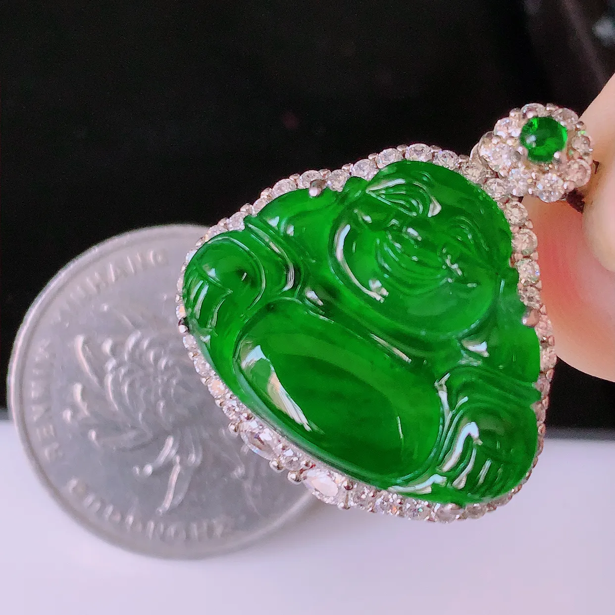 冰透满绿翡翠925银镶嵌佛公吊坠，自然光实拍，翠色灵动，颜色漂亮，种老水足，品相佳，佩戴佳品！#97.1整体27.8*23.5*8.2裸石22*17.5