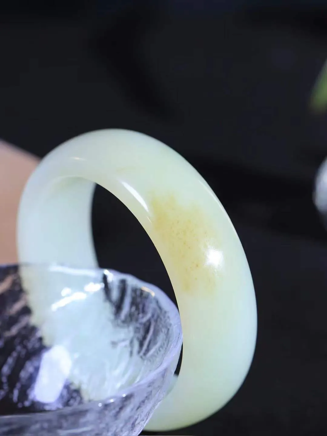 【情有独钟.手镯】

精品和田玉糖白飘翠手镯 玉质温润细腻 油性十足 手感舒适，高华雅逸，线条流畅，简约大气，美自天成，素雅高贵。佩戴于腕间，婉约之美，举手投足间透出那低调奢华。重100克 内径60mm 尺寸20.4-9mm   FDL-791263051