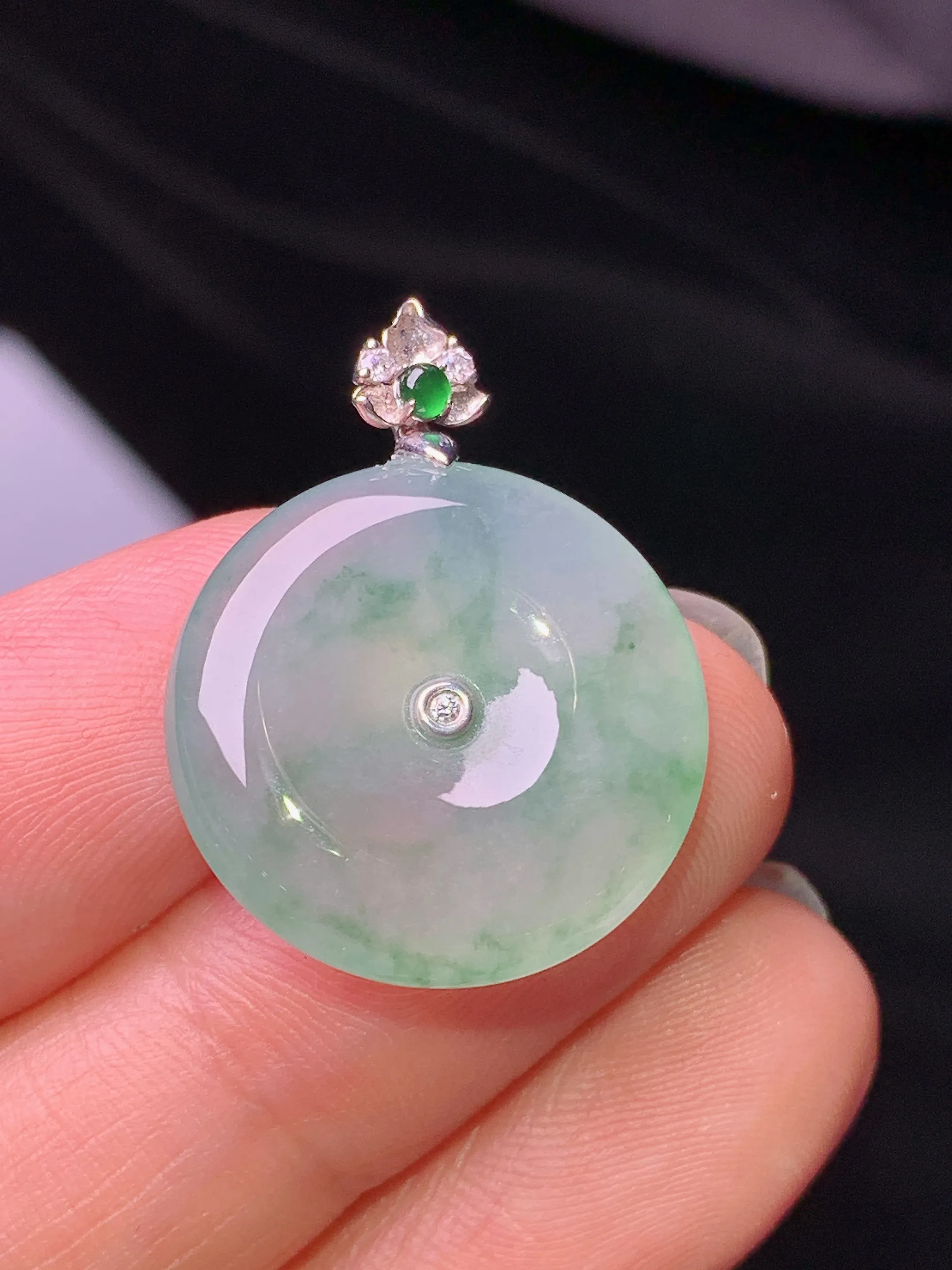 18k金镶嵌冰种平安扣吊坠 玉质细腻 色泽艳丽清新 整体尺寸25.5*19.5*4.7