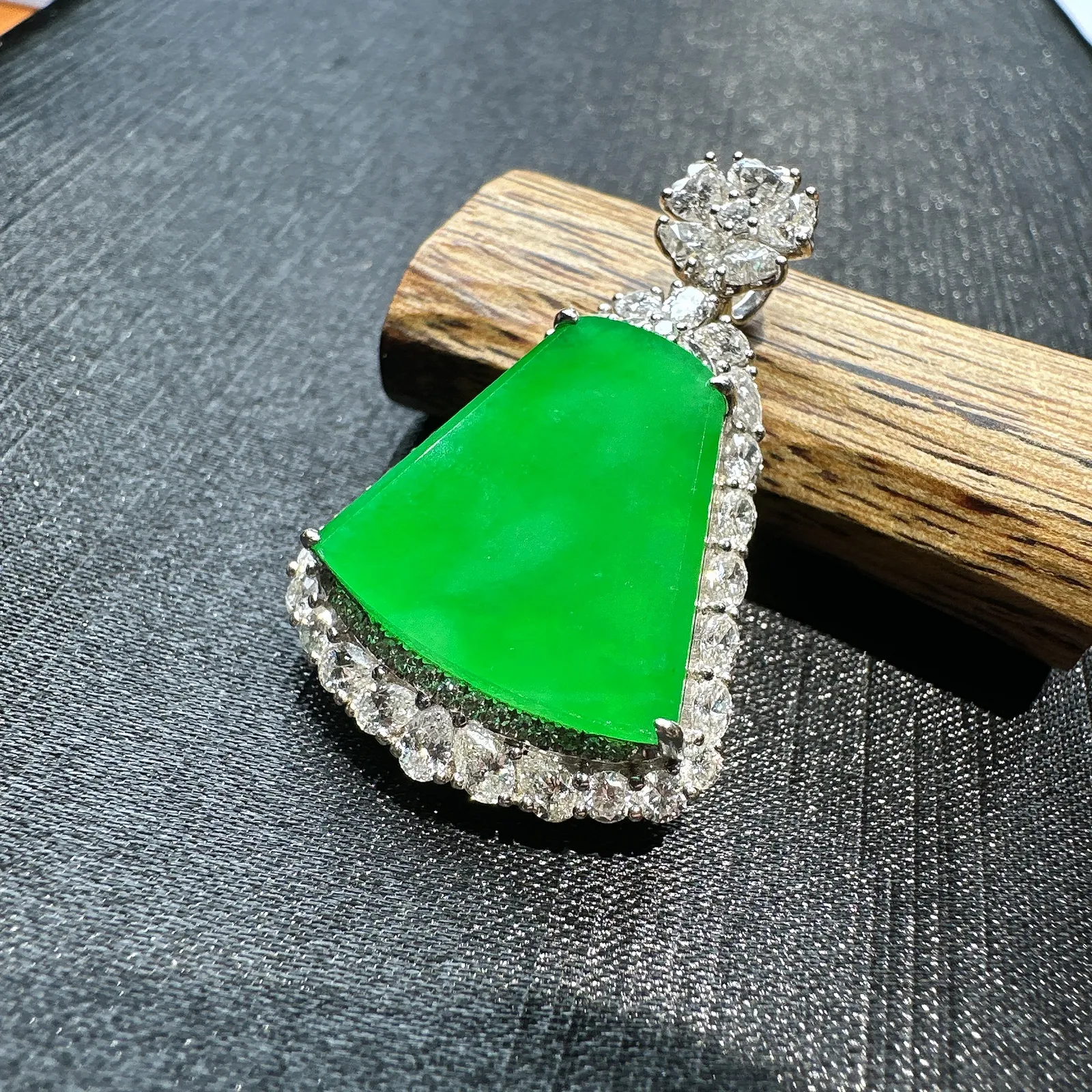 【冰种满绿无事牌】阳绿色泽，种水上乘，通透闪亮，晶莹剔透。18K金钻镶嵌，裸石尺寸18.2*18.9