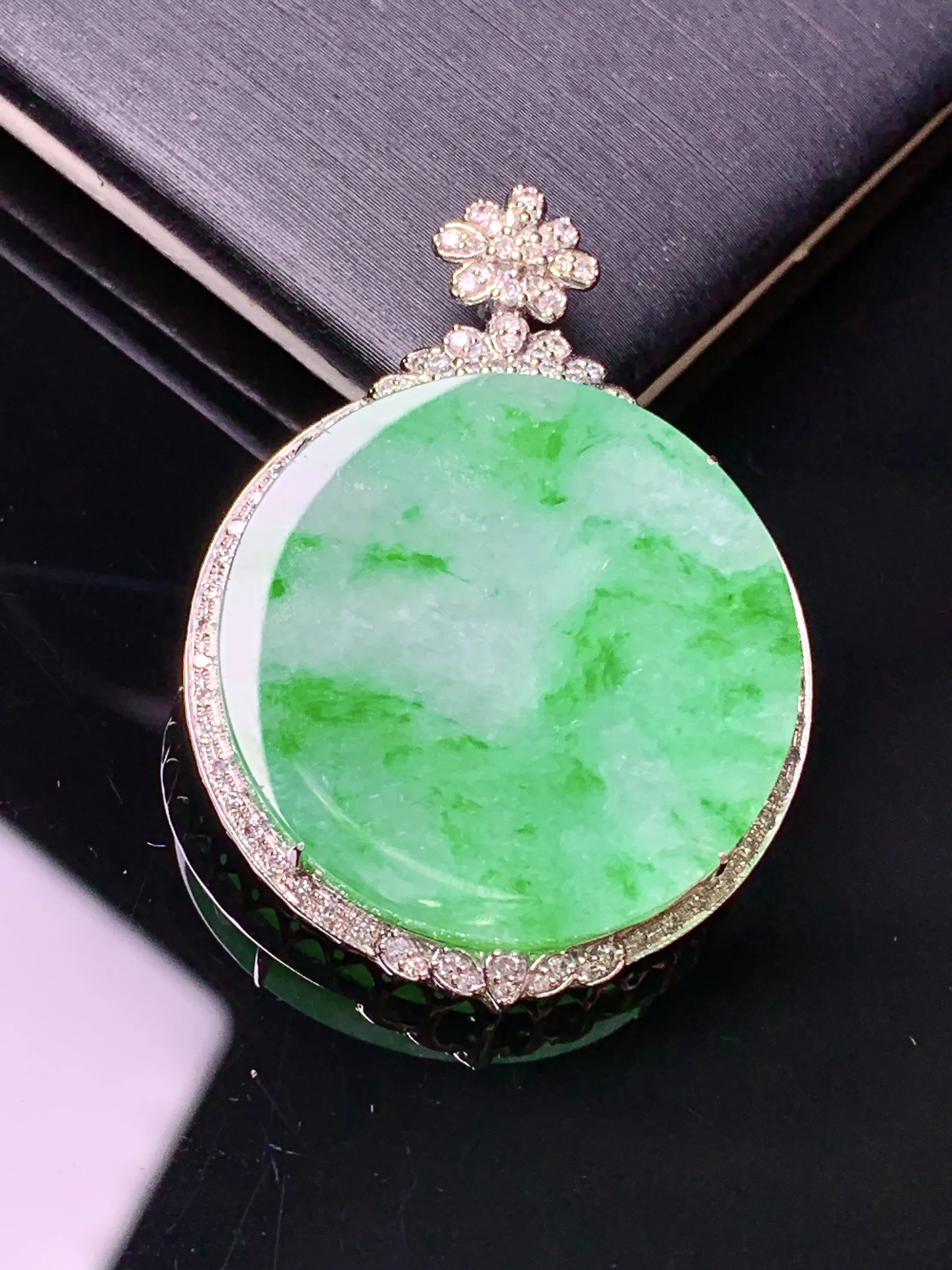 18k金钻镶嵌翠绿圆牌吊坠 玉质细腻 色泽艳丽清新 整体尺寸37*27.2*6.2