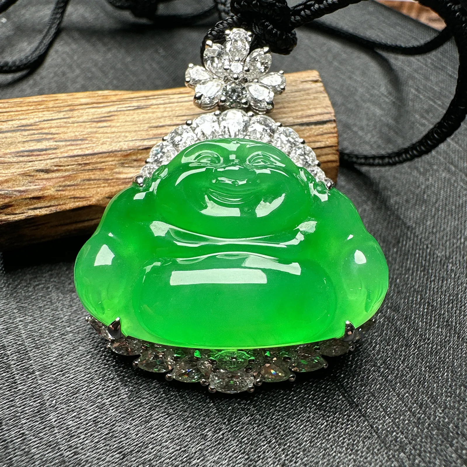 【冰种满绿佛公吊坠】种水上乘，晶莹剔透，纯净通透，莹光感很强。18k金钻镶嵌，裸石尺寸30*20*6.2毫米