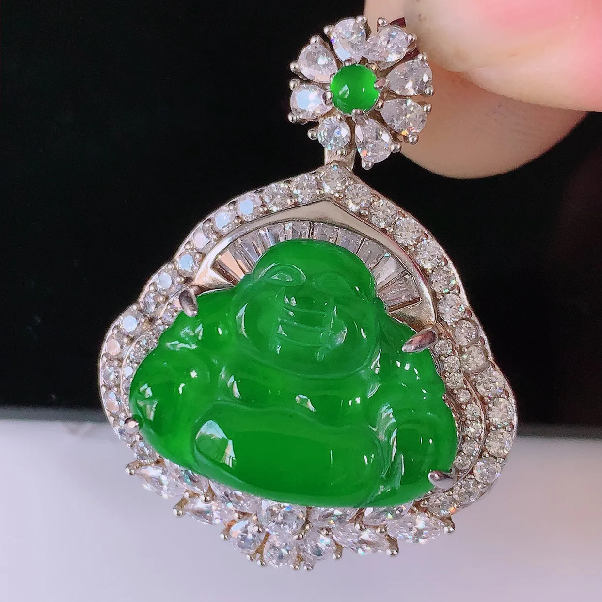 冰透满绿翡翠925银镶嵌佛公吊坠，自然光实拍，翠色灵动，颜色漂亮，种老水足，品相佳，佩戴佳品！#97