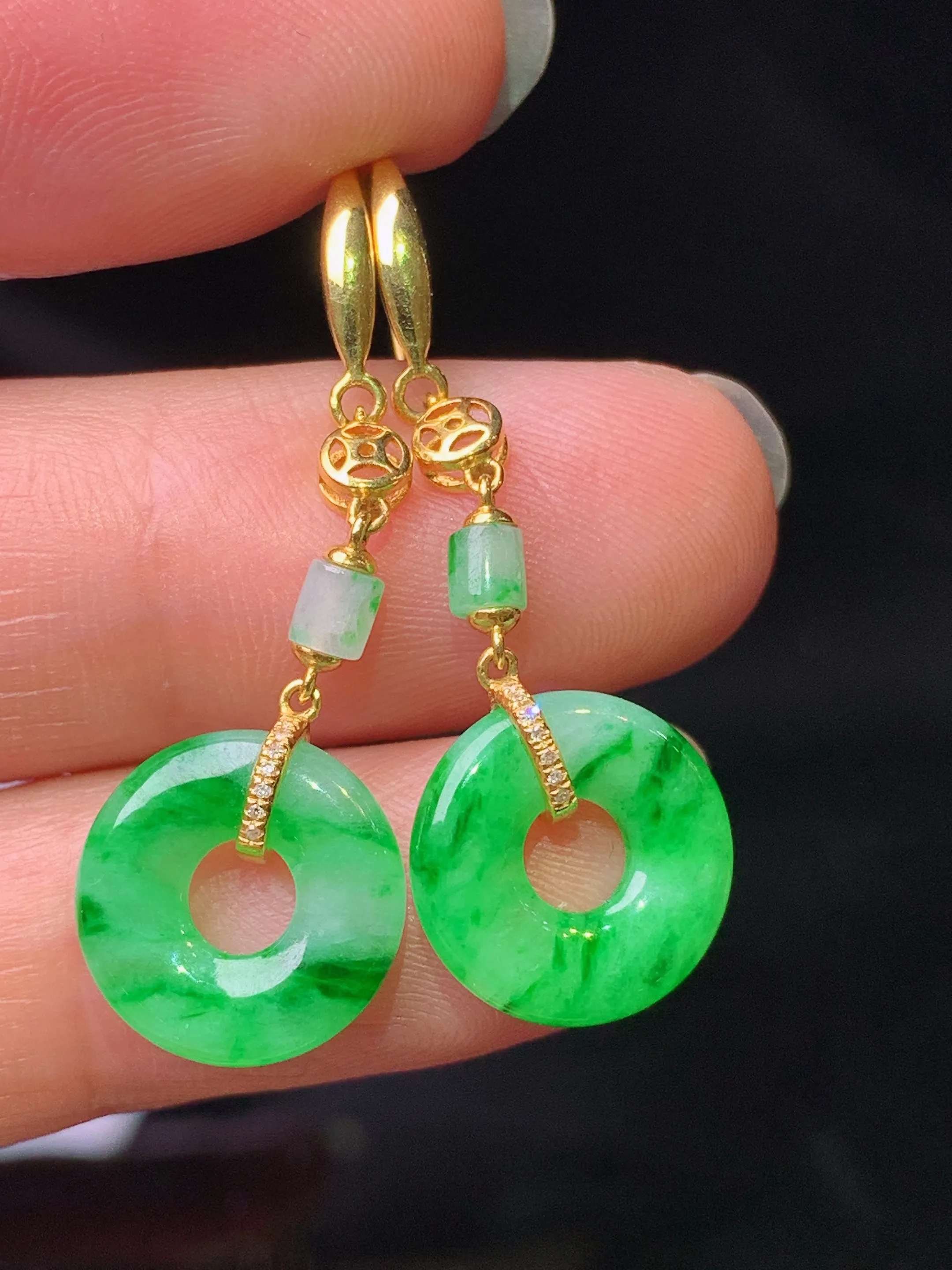 18k金钻镶嵌翠绿平安环耳坠 玉质细腻 色泽艳丽清新 整体尺寸33.8*12*2.8