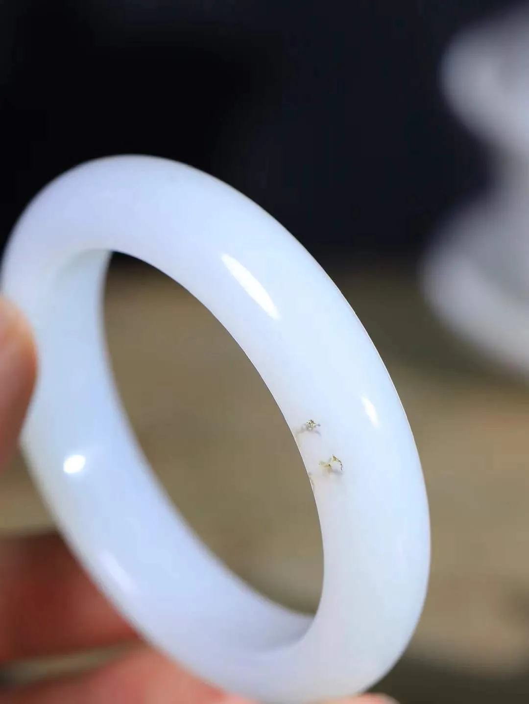 （温柔雅致.手镯）

精品️和田玉白玉飘花手镯。镯型饱满，温润细腻，脂润沁香。️执一卷书，沏一盏茶，着一袭裙，戴一只镯。淡淡浅笺，素心若兰，静赏玉中诗画。悠悠岁月，芊手轻摘，盛满诗样芳华。重60.2克   尺寸53.5-13.5-9.4mm    FDL-66171433