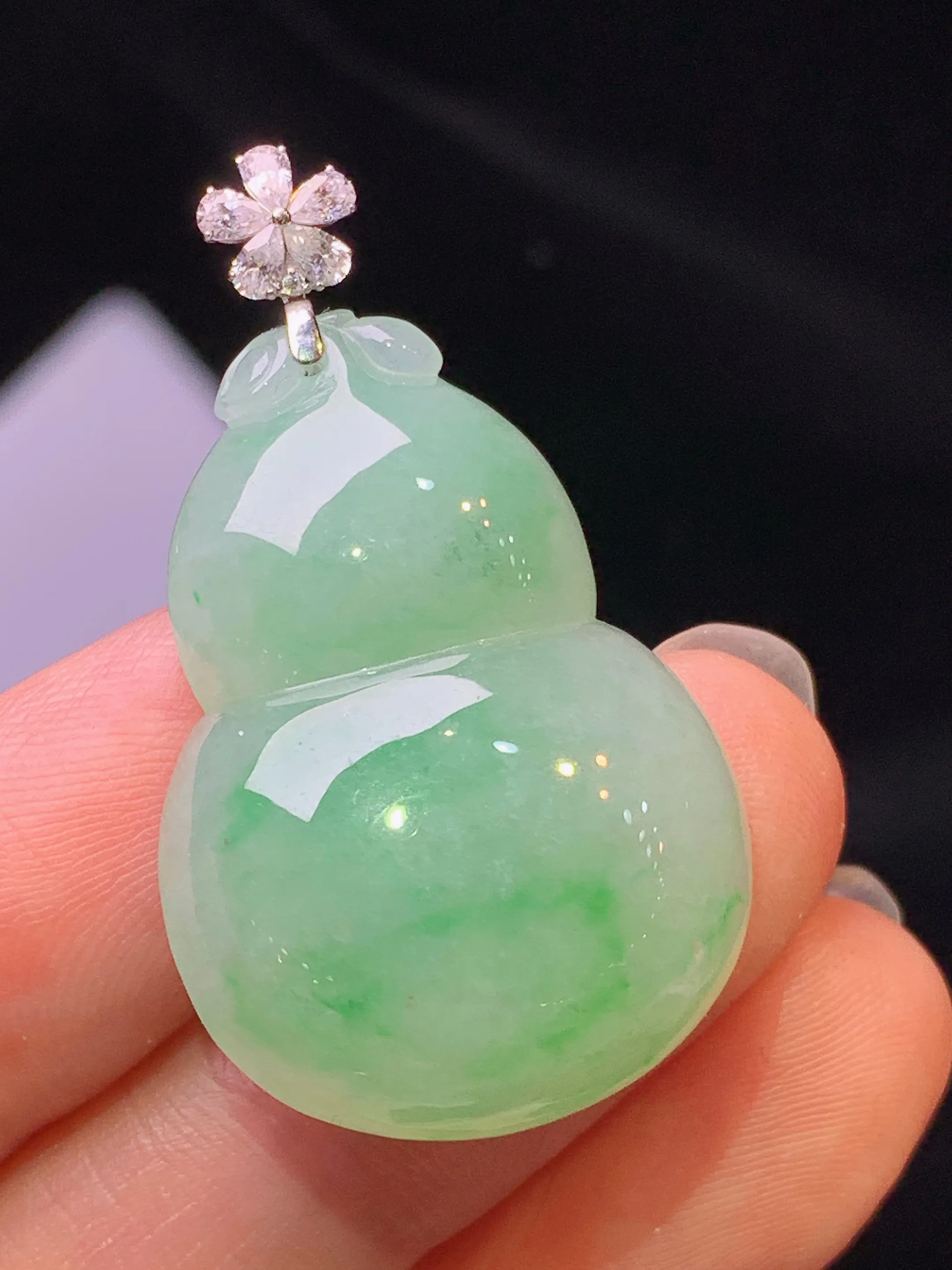 18k金莫桑钻镶嵌飘绿葫芦吊坠 玉质细腻 色泽艳丽清新 整体尺寸36.5*21.2*8