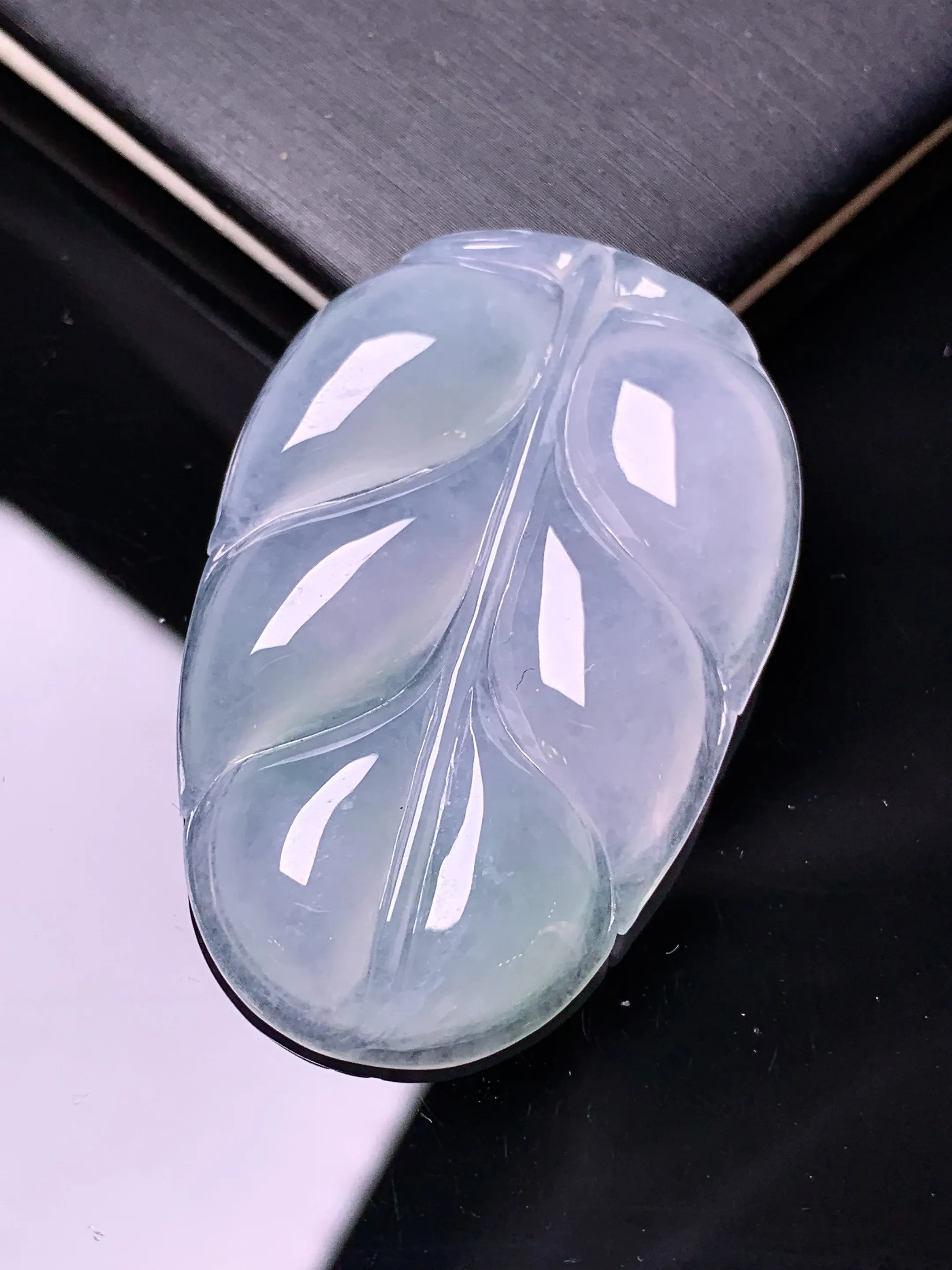 冰种树叶吊坠 玉质细腻 色泽艳丽清新 整体尺寸47*30.5*5.8