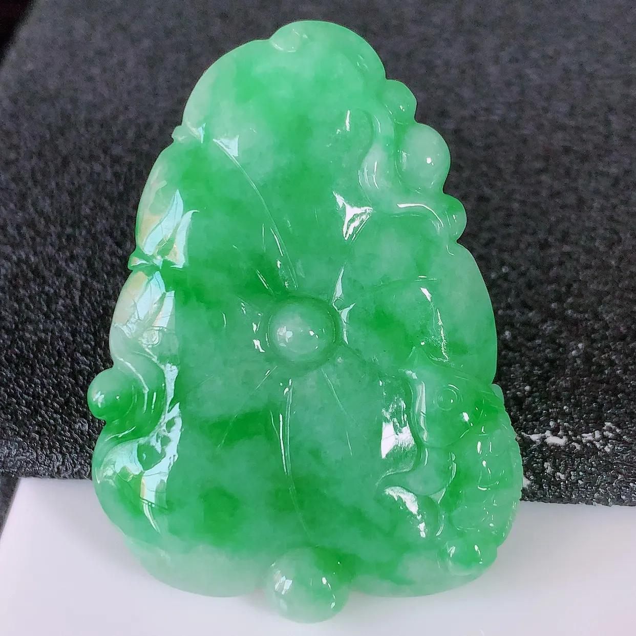 自然光实拍，冰润飘绿翡翠荷叶鱼、和和美美玉坠，财源广进，自然隐逸、荷本是素不着尘之物，有和美之寓意。#05.13