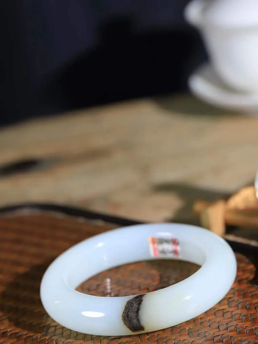 【花样年华·手镯】

精品和田玉糖白带皮手镯，质地油润细腻，色泽高贵典雅，镯型古朴典雅。在诗情画意