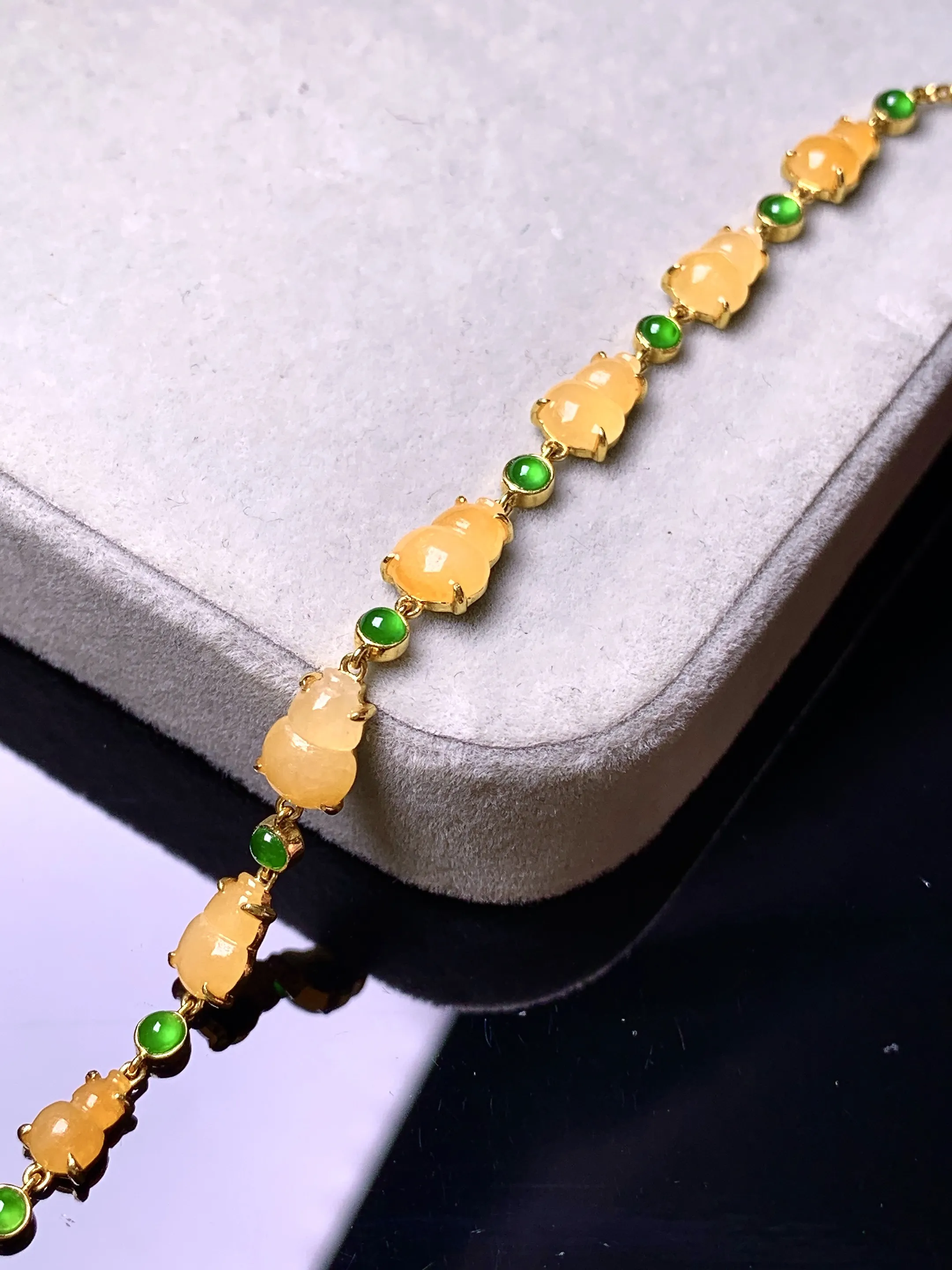 18k金镶嵌黄翡葫芦手链 玉质细腻 色泽艳丽清新 整体尺寸7.8*5.8*2.6