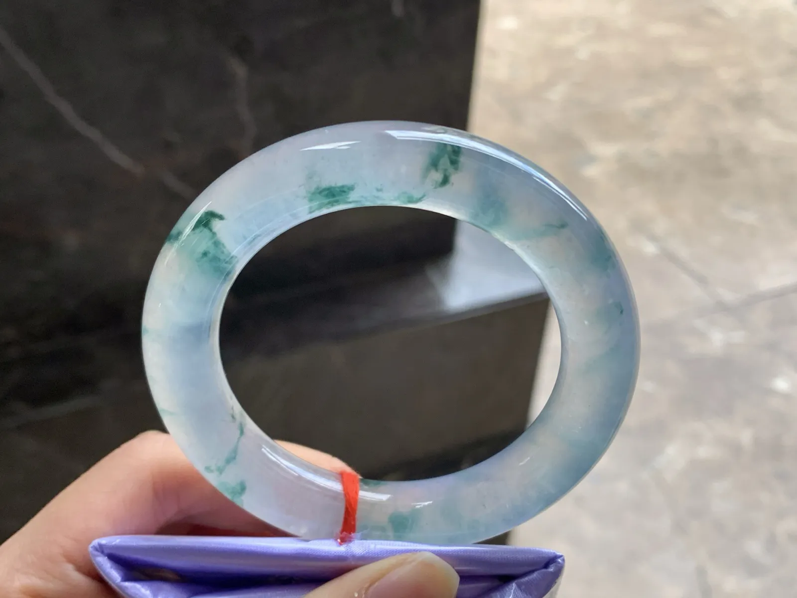 56-12.5

高冰蓝花圆条手镯 冰透 飘花浓郁