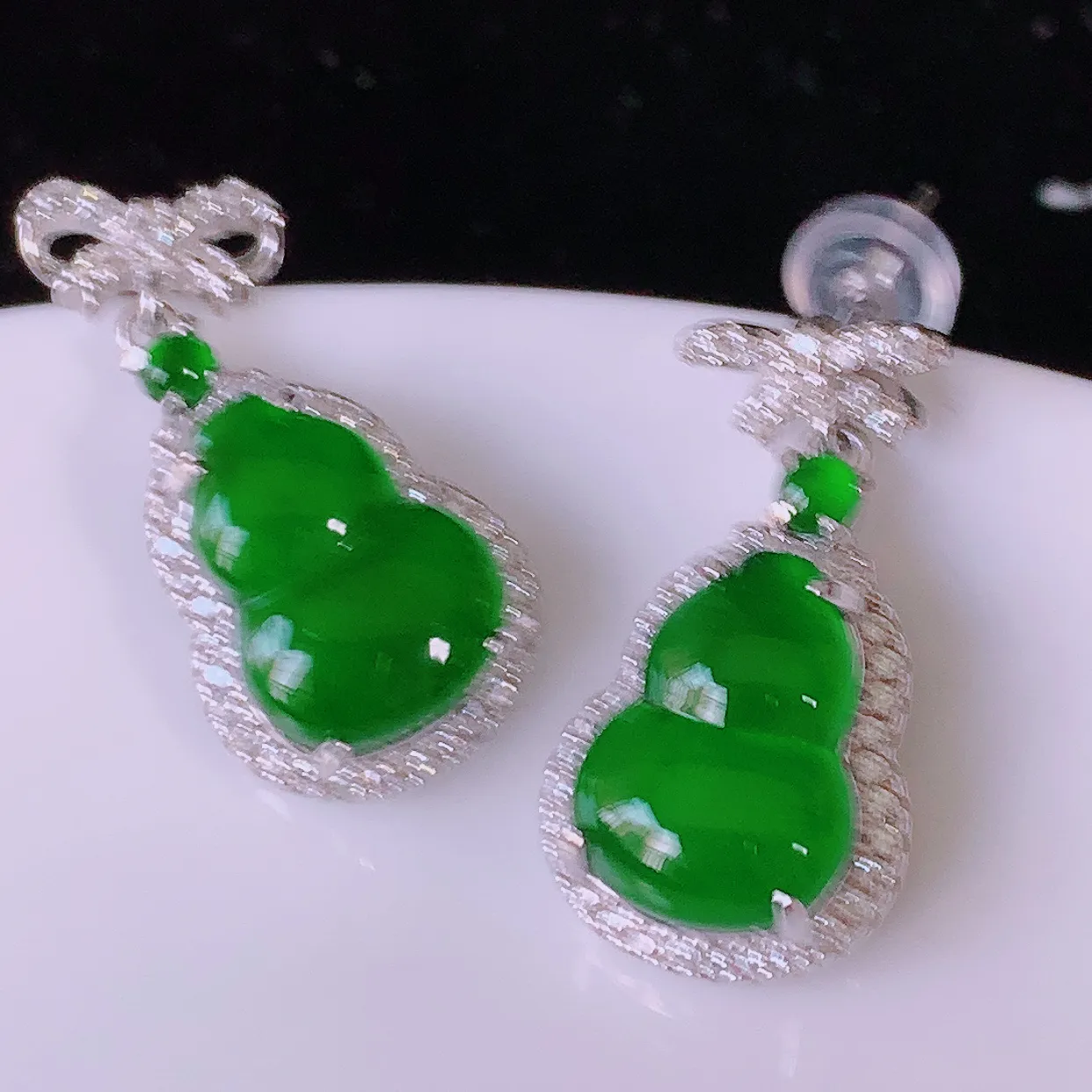 冰透满绿翡翠925银镶嵌葫芦耳坠，自然光实拍，翠色灵动，颜色漂亮，种老水足，品相佳，佩戴佳品！#97